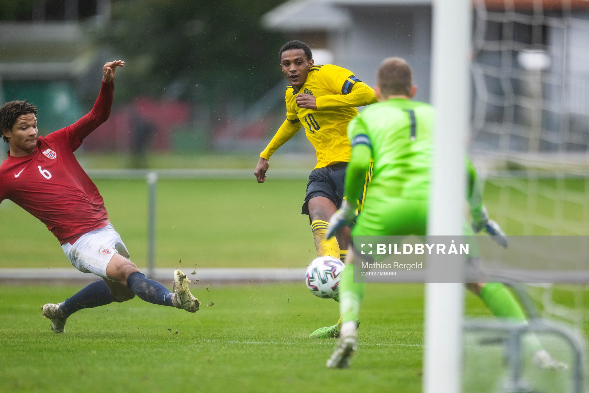 Sveriges Amar Ahmed Fatah gör 1-1 i kamp med Norges Alwande Roaldsøy och målvakt Magnus Rugland Ree under P18-landskampen i fotboll mellan Sverige och Norge den 27 september 2022 i Mellerud.