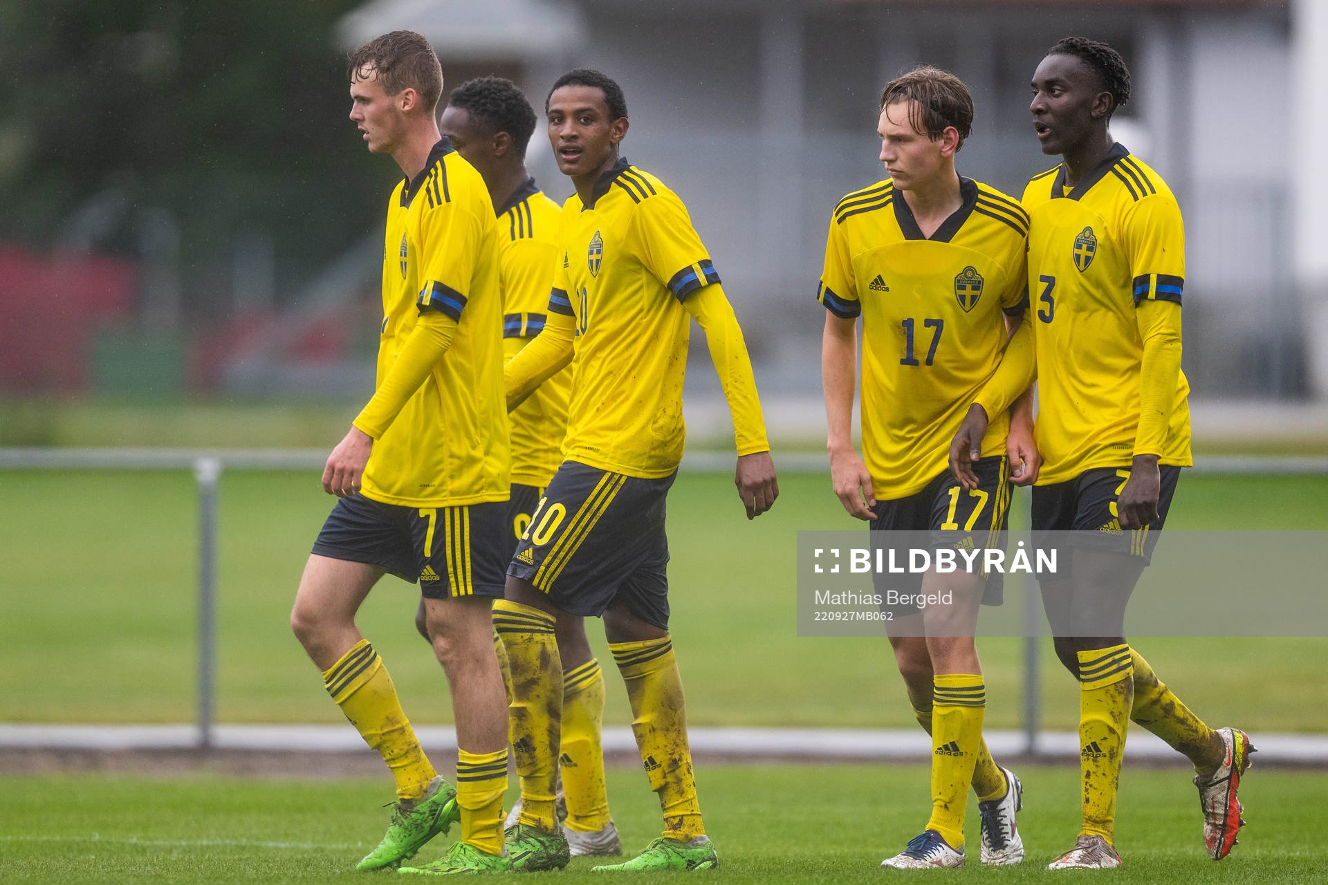 Sveriges Amar Ahmed Fatah jublar med Williot Swedberg, Fredrik Nissen och Peter Amoran efter att han gjort 1-1 under P18-landskampen i fotboll mellan Sverige och Norge den 27 september 2022 i Mellerud.
