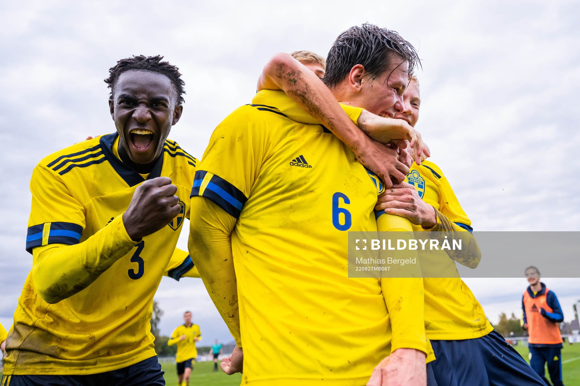 Sveriges Peter Amoran och Hugo Larsson jublar med Wilgot