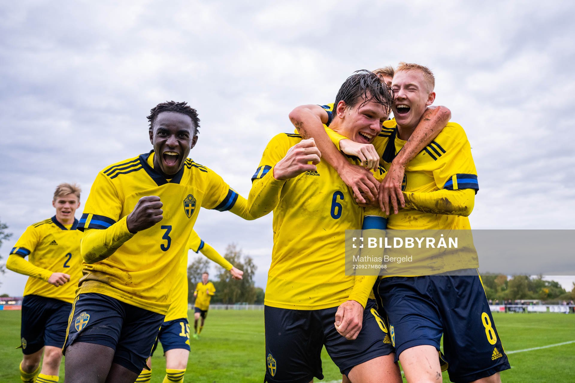 Sveriges Peter Amoran och Hugo Larsson jublar med Wilgot