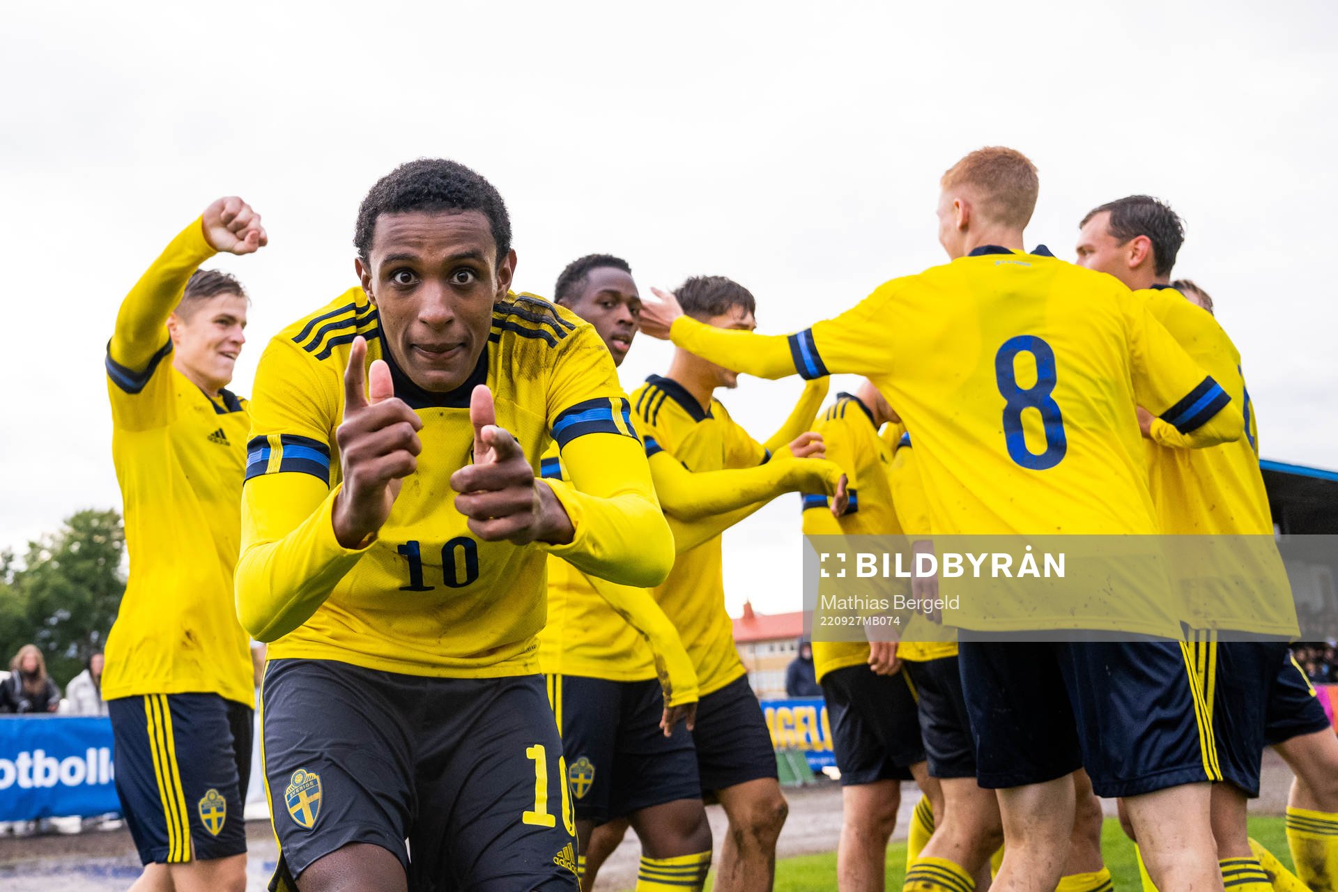 Sveriges Amar Ahmed Fatah jublar efter att Wilgot Marshage (ej i bild) gjort 2-1 under P18-landskampen i fotboll mellan Sverige och Norge den 27 september 2022 i Mellerud.