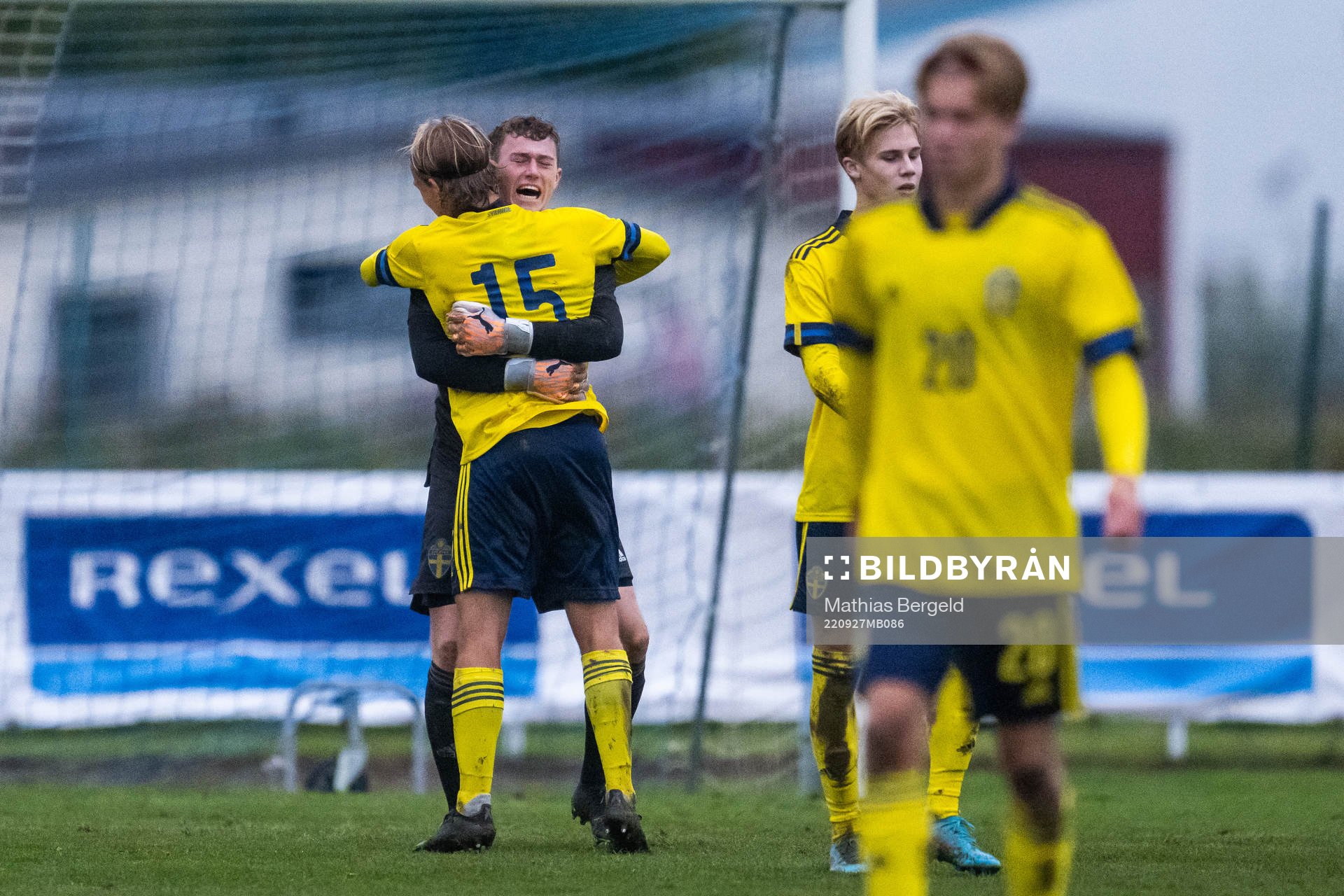 Sveriges målvakt Viktor Andersson och Markus Karlsson