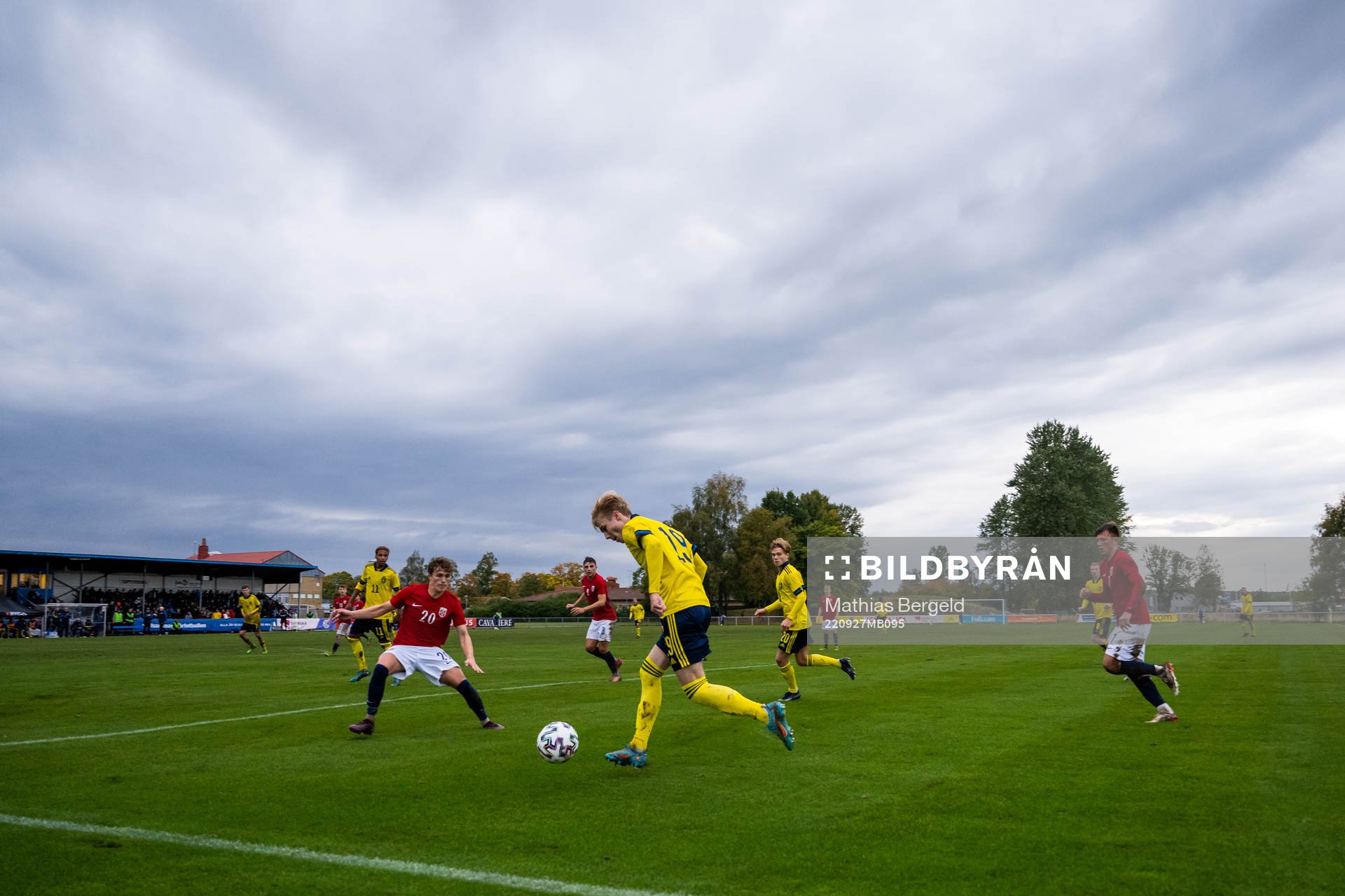 Norges Oskar Sivertsen och Sveriges Theo Bergvall under P18-landskampen i fotboll mellan Sverige och Norge den 27 september 2022 i Mellerud.