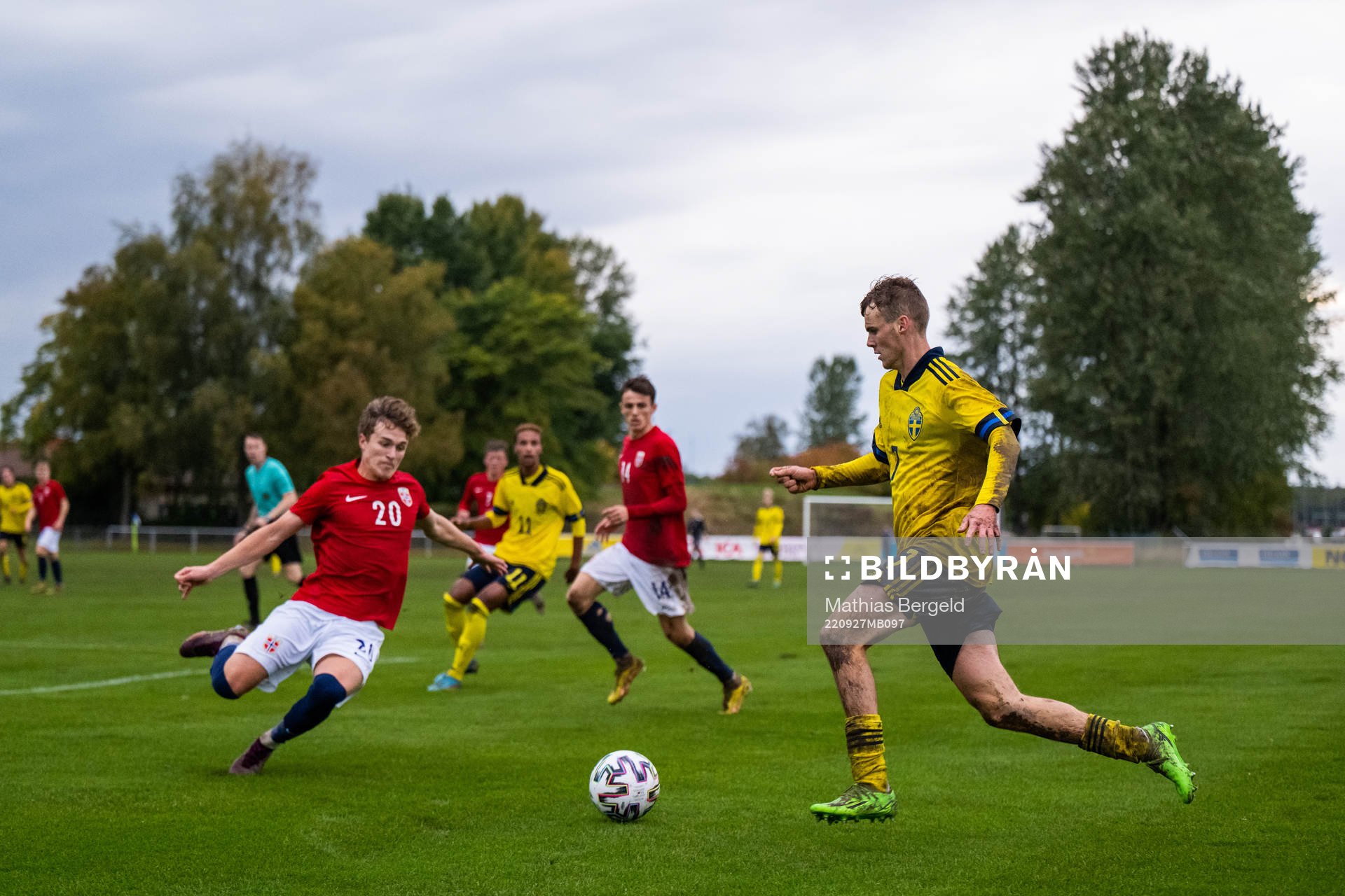 Norges Oskar Sivertsen och Sveriges Williot Swedberg under P18-landskampen i fotboll mellan Sverige och Norge den 27 september 2022 i Mellerud. 