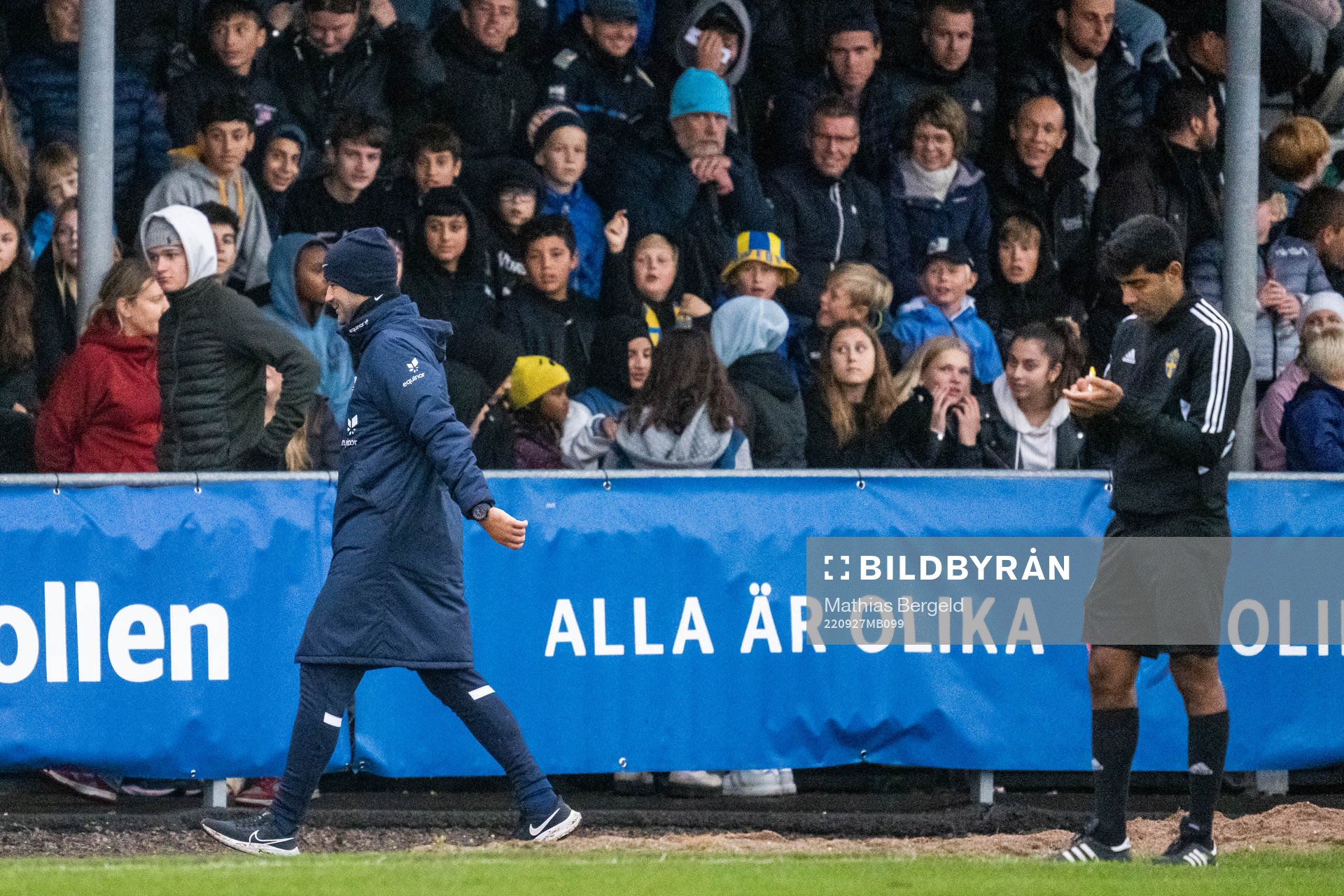 Norges förbundskapten Luis Pimenta lämnar plan efter att han fått rött kort under P18-landskampen i fotboll mellan Sverige och Norge den 27 september 2022 i Mellerud.