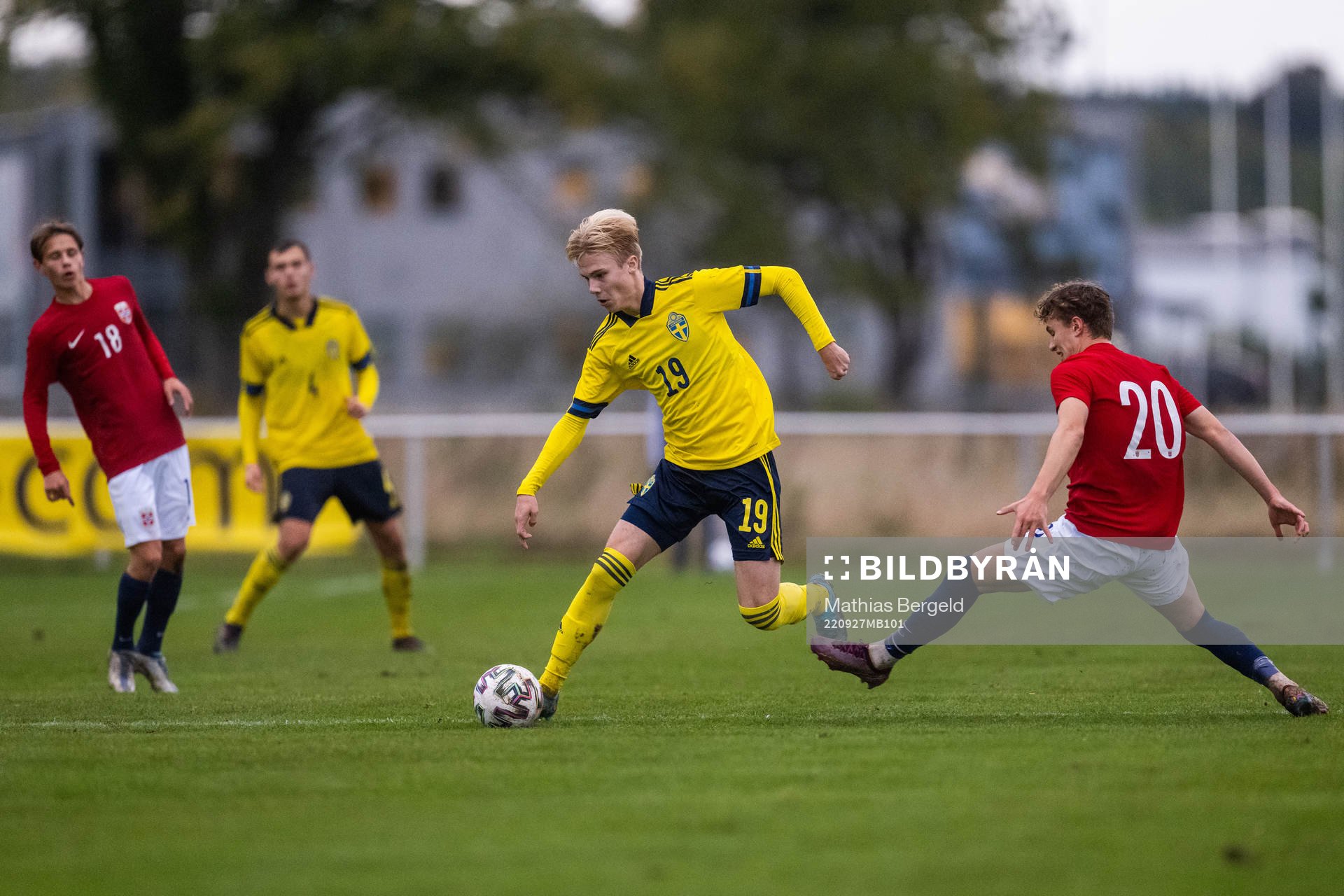 Sveriges Theo Bergvall och Norges Oskar Sivertsen under P18-landskampen i fotboll mellan Sverige och Norge den 27 september 2022 i Mellerud.