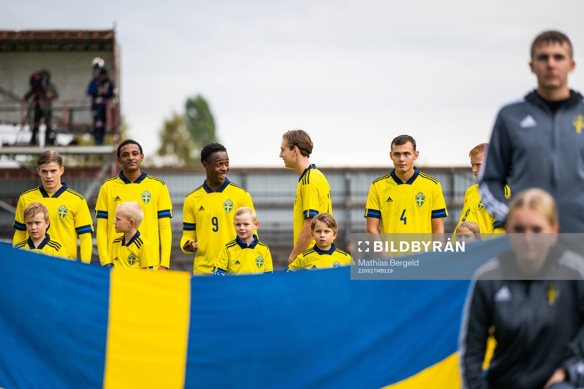 Sveriges Felix Eriksson, Amar Ahmed Fatah , Richie Omorowa, Fredrik Nissen och Casper Eklund vid line up inför P18-landskampen i fotboll mellan Sverige och Norge den 27 september 2022 i Mellerud.