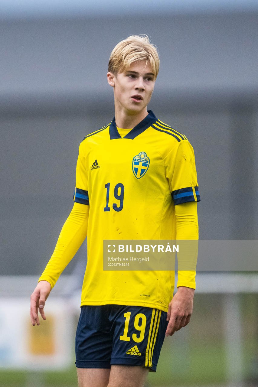 Sveriges Theo Bergvall under P18-landskampen i fotboll mellan Sverige och Norge den 27 september 2022 i Mellerud. 