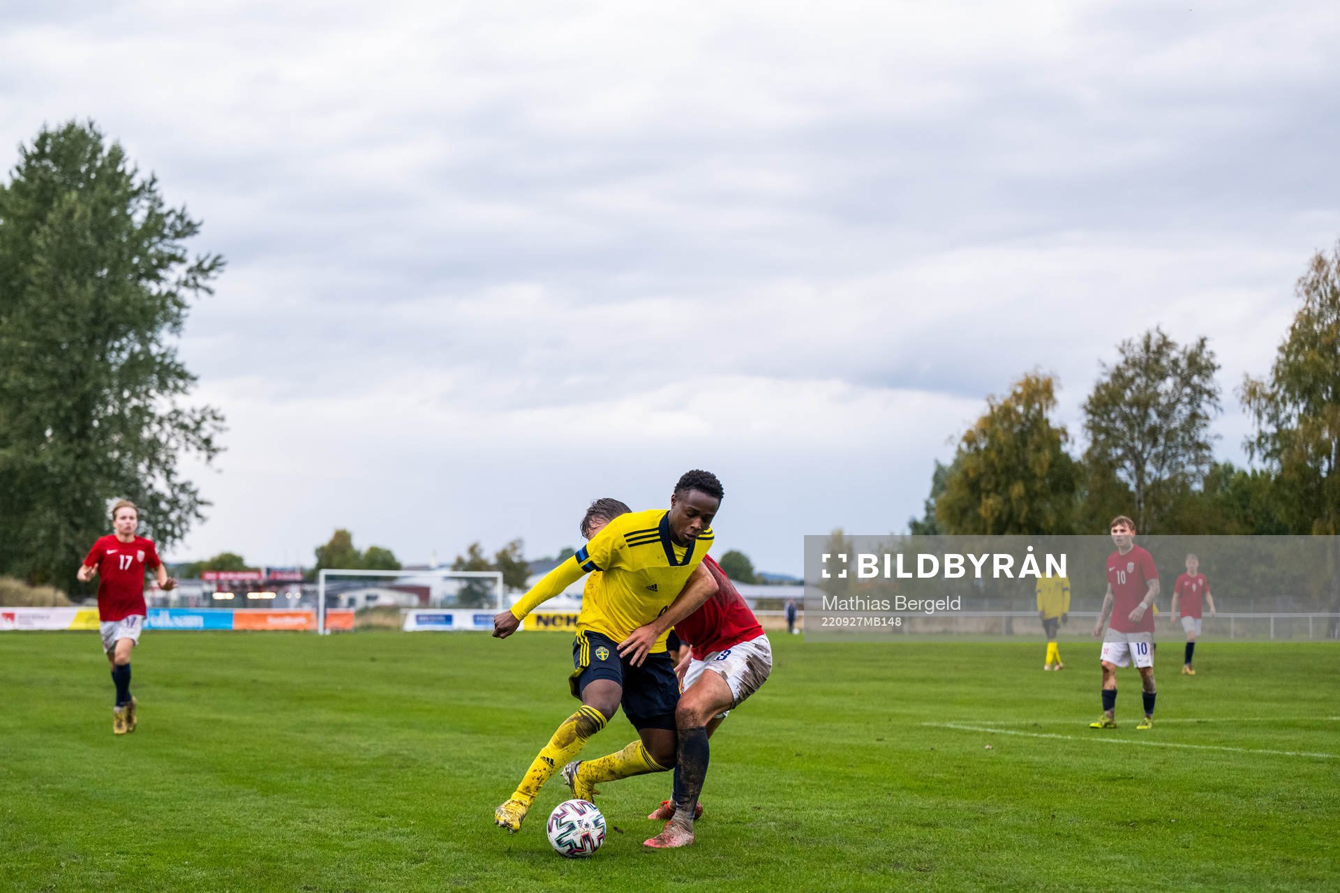 Sveriges Richie Omorowa och Norges Niklas Ødegård under P18-landskampen i fotboll mellan Sverige och Norge den 27 september 2022 i Mellerud.