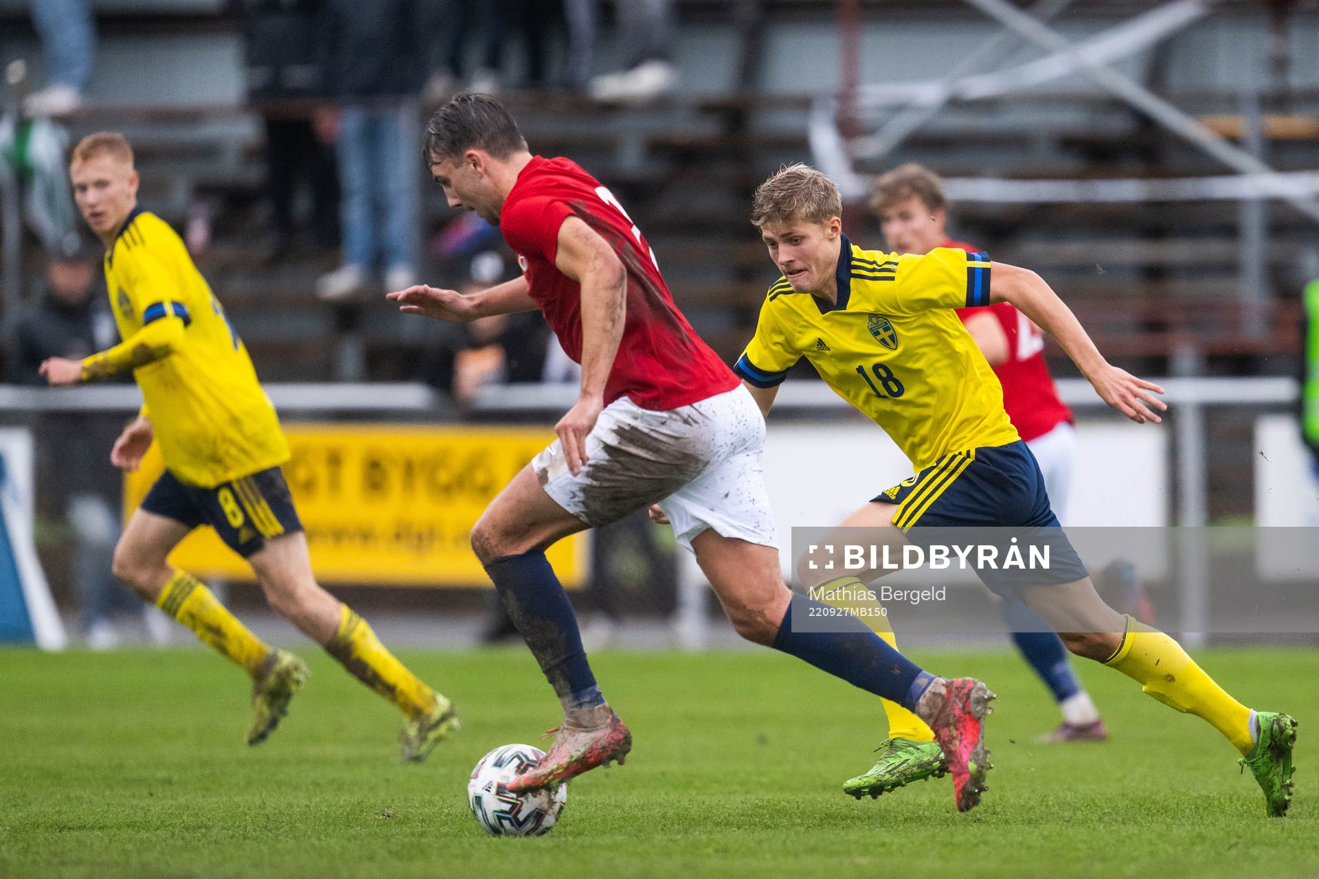 Norges Niklas Ødegård och Sveriges Lukas Björklund under P18-landskampen i fotboll mellan Sverige och Norge den 27 september 2022 i Mellerud.