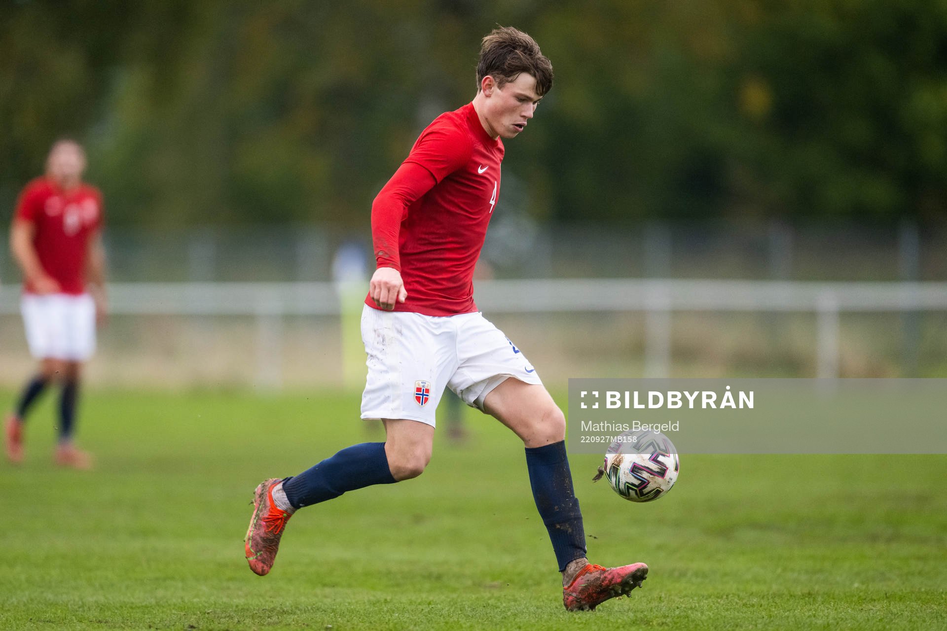 Norges Nikolai Hopland under P18-landskampen i fotboll mellan Sverige och Norge den 27 september 2022 i Mellerud. 