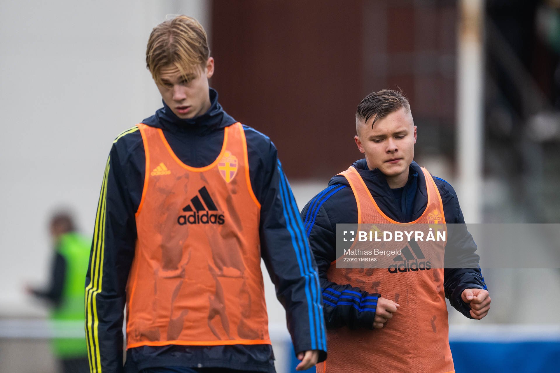 Sveriges Theo Bergvall och Vincent Sundberg under P18-landskampen i fotboll mellan Sverige och Norge den 27 september 2022 i Mellerud. 