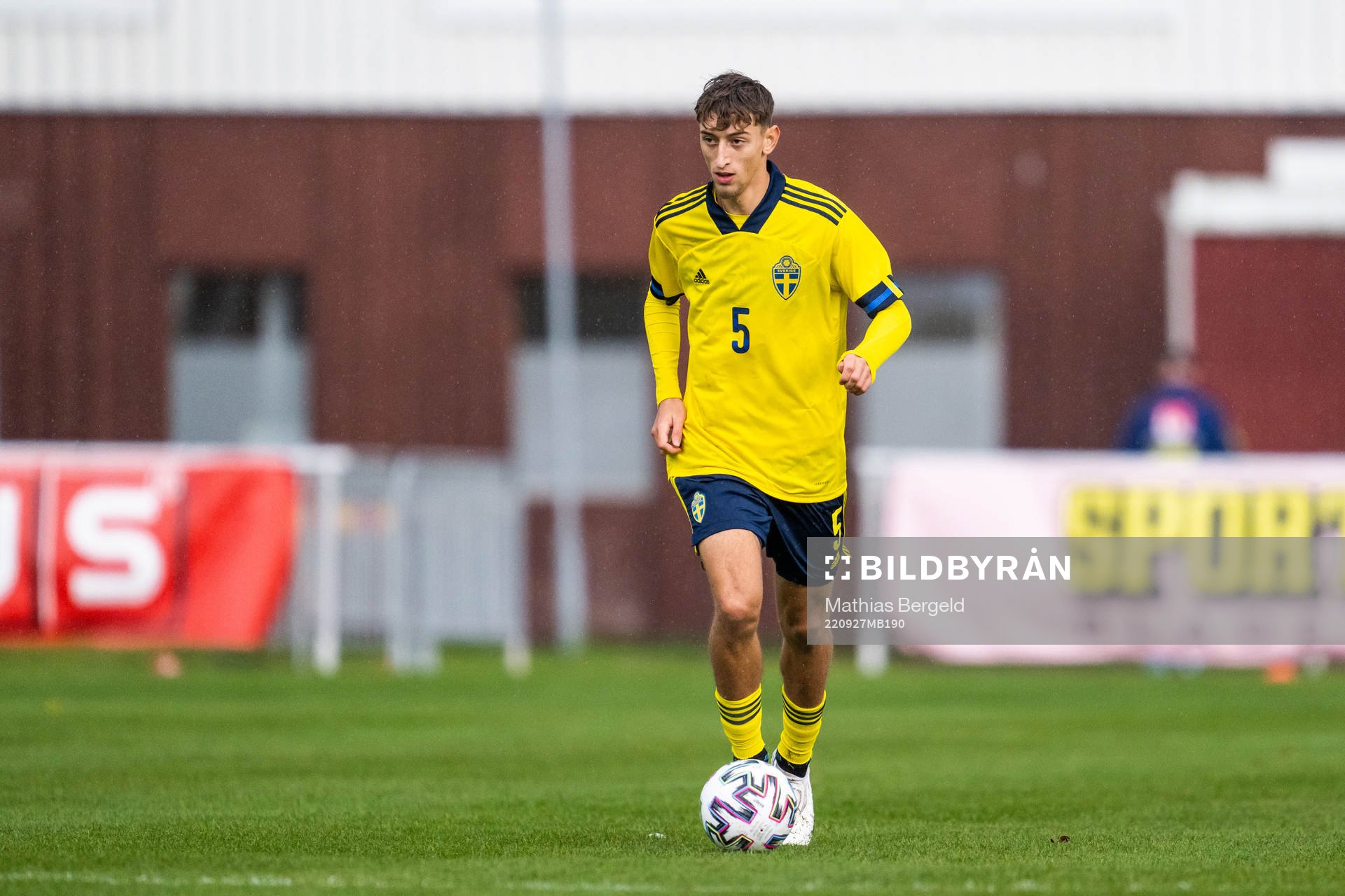 Sveriges Jonas Rouhi under P18-landskampen i fotboll mellan Sverige och Norge den 27 september 2022 i Mellerud. 