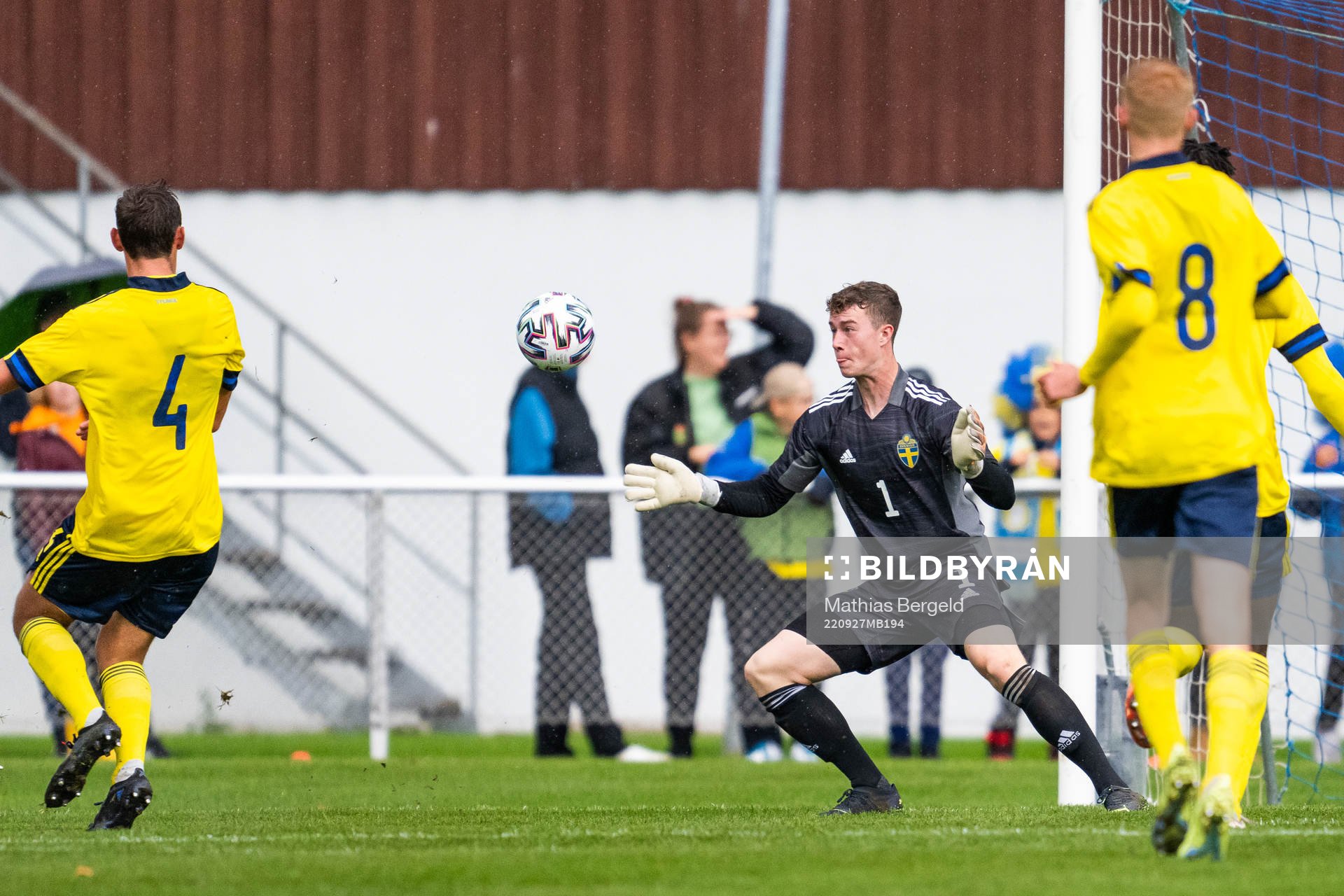 Sveriges målvakt Viktor Andersson