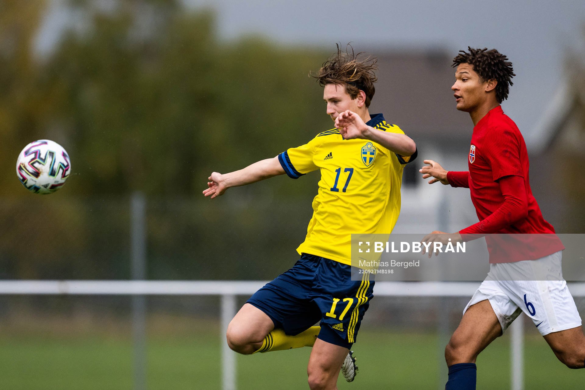 Sveriges Fredrik Nissen och Norges Alwande Roaldsøy under P18-landskampen i fotboll mellan Sverige och Norge den 27 september 2022 i Mellerud.