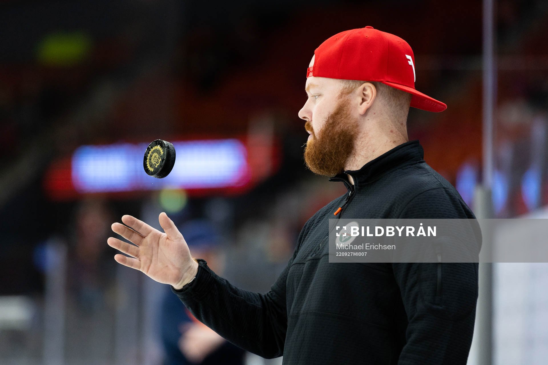 Materialförvaltaren Andy Fagerström innan ishockeymatchen