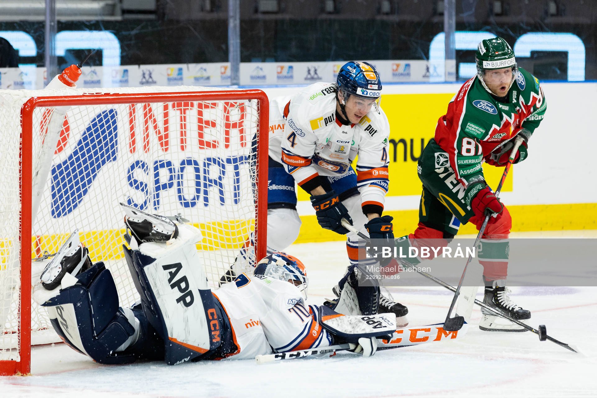 Växjös målvakt Adam Åhman och Keegan Lowe mot