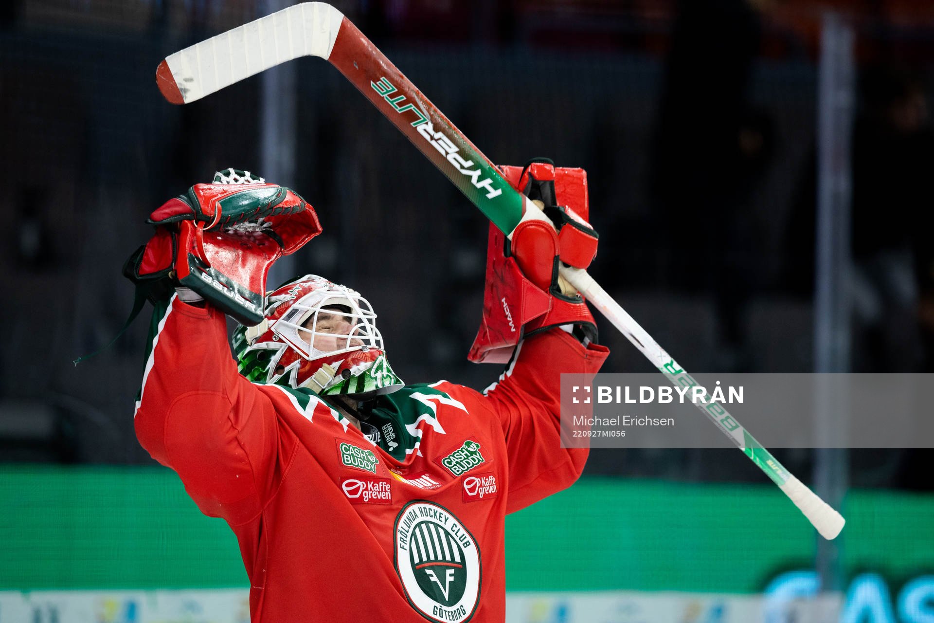Frölundas målvakt Frederik Dichow jublar