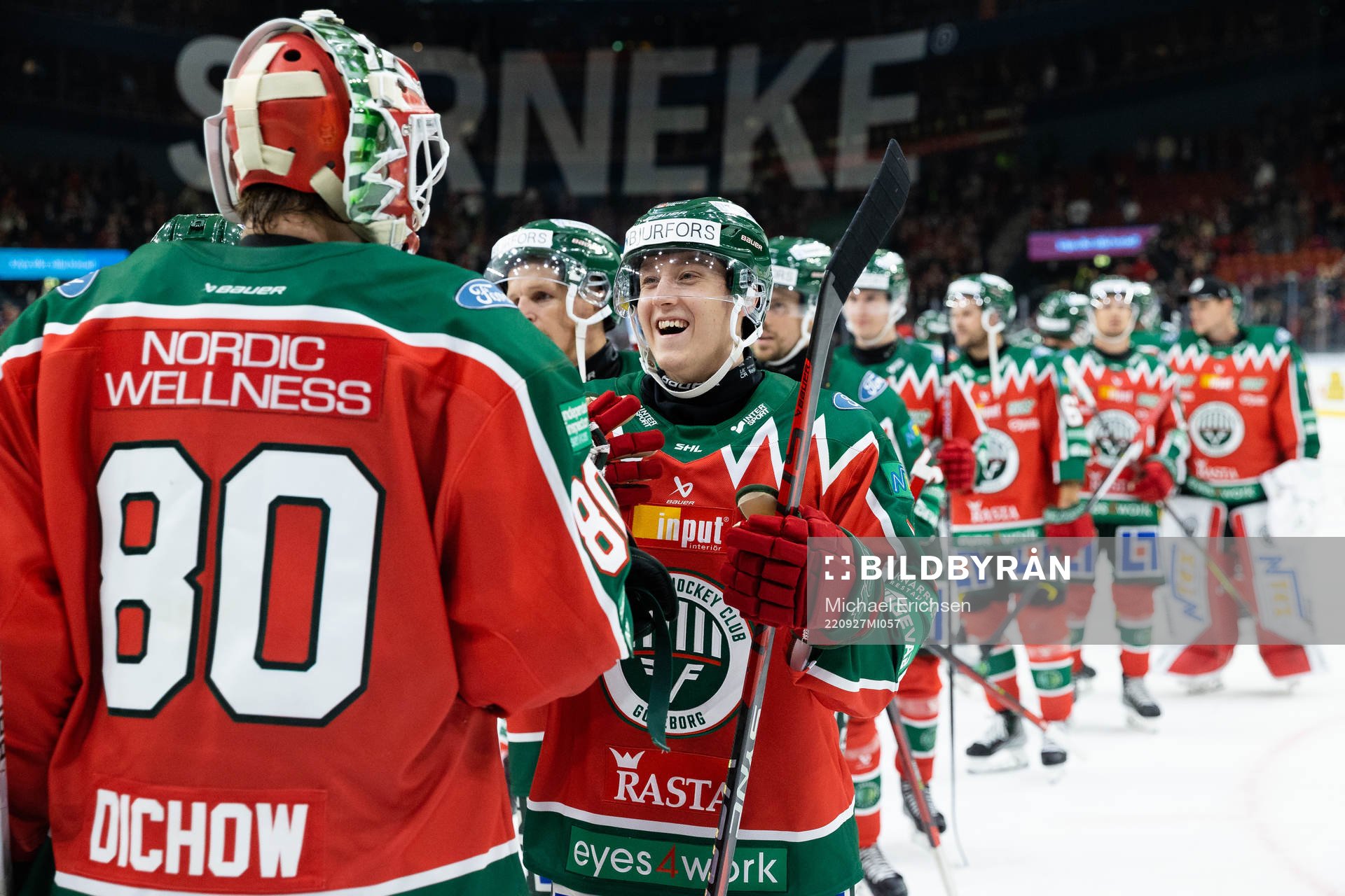 Frölundas målvakt Frederik Dichow och Filip Hasa jublar