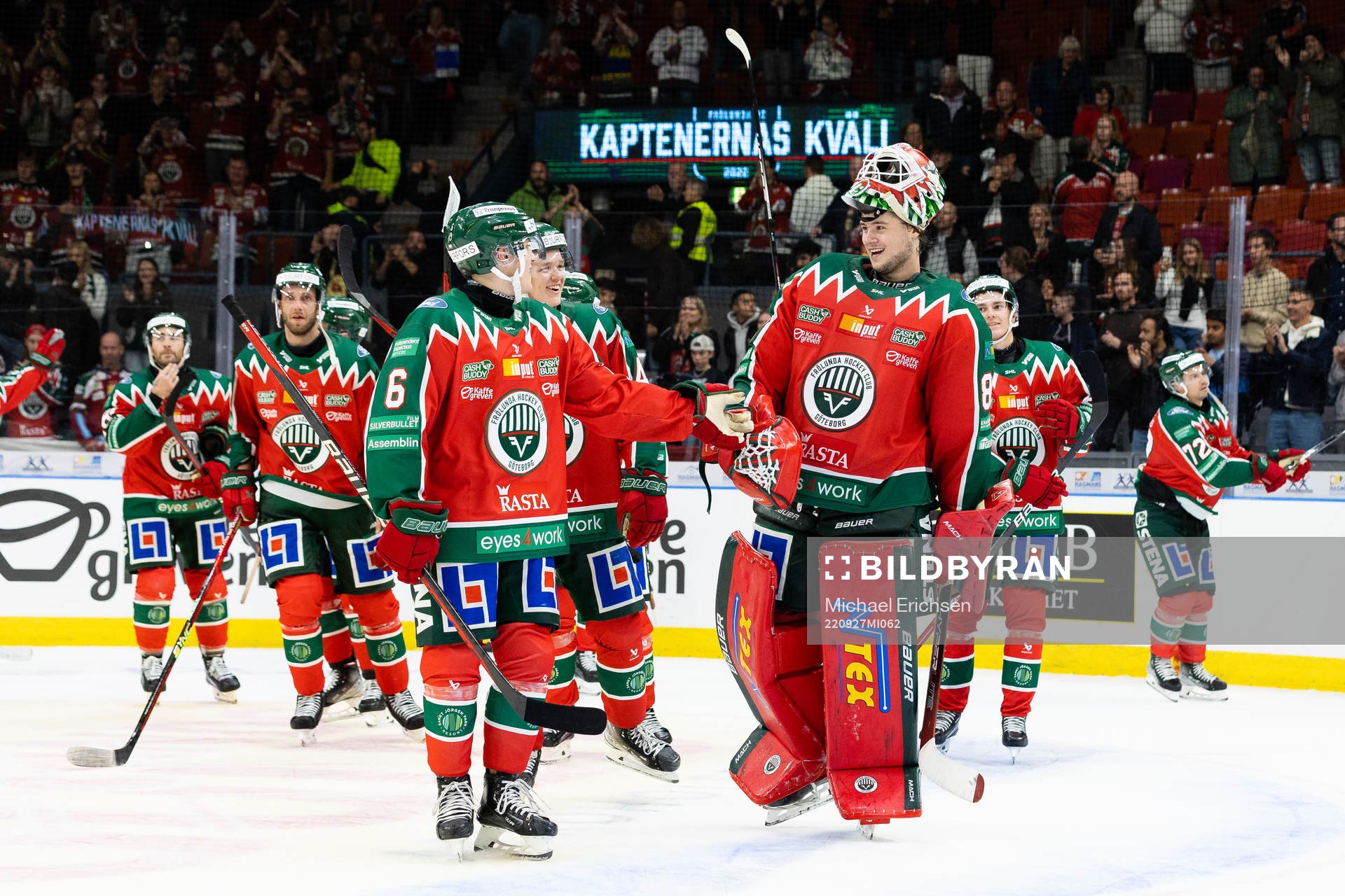 Frölundas Filip Hasa och målvakt Frederik Dichow  jublar