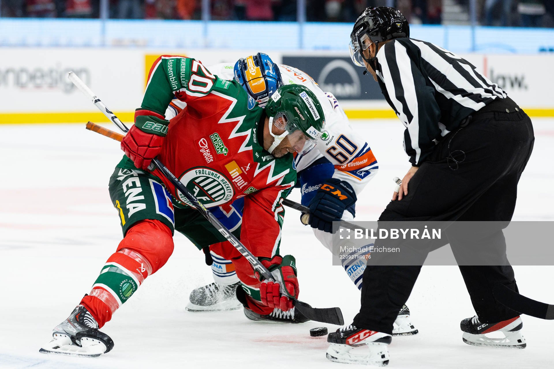 Frölundas Joel Lundqvist tekar mot Växjös Erik Josefsson