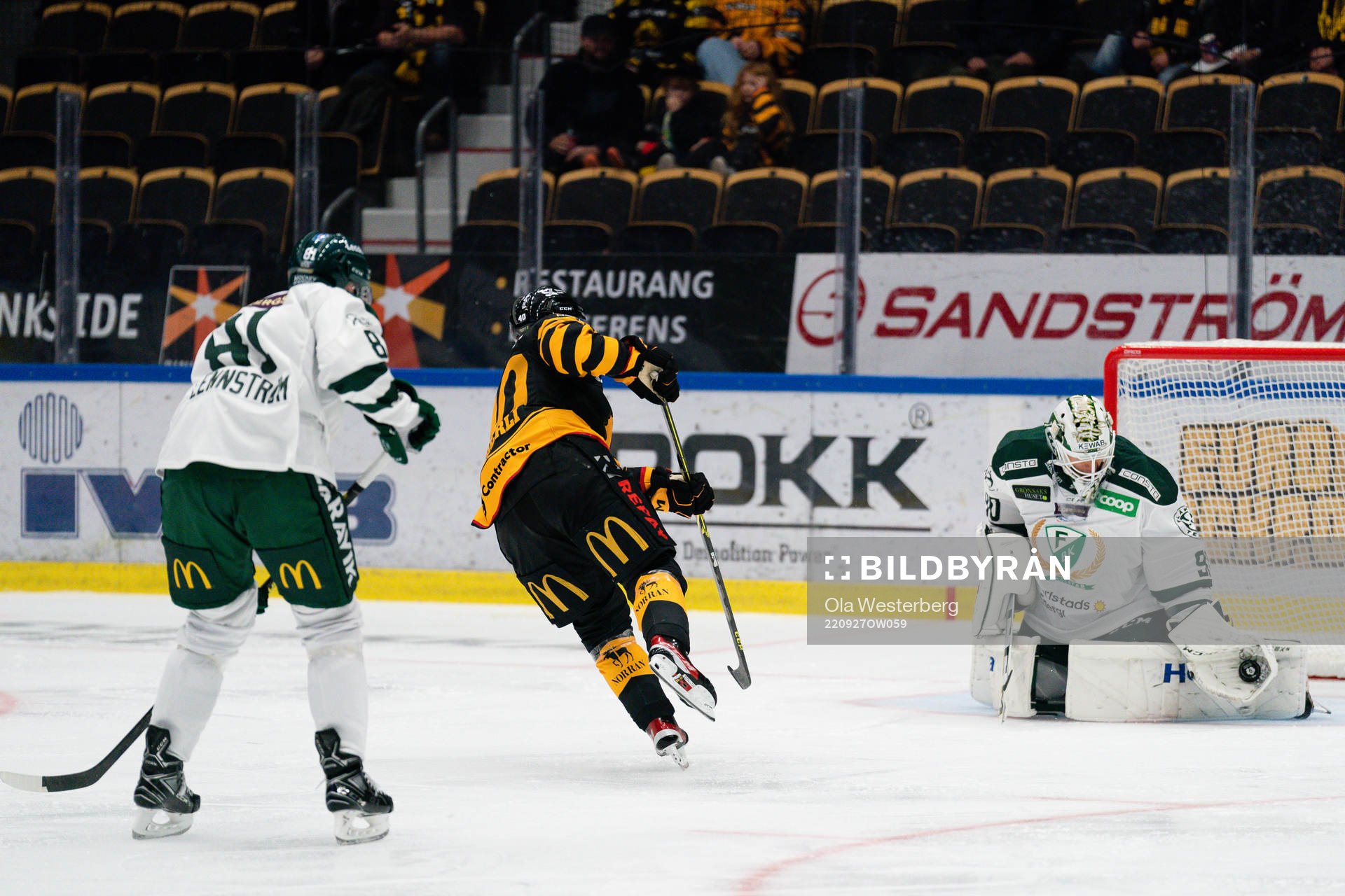 Färjestads målvakt Matthew Tomkins räddar ett skott