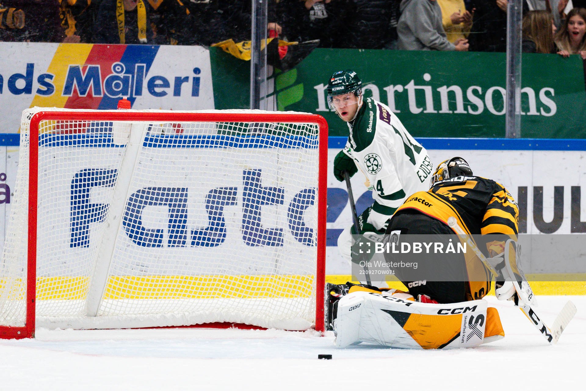 Skellefteås målvakt Linus Söderström  och Färjestads