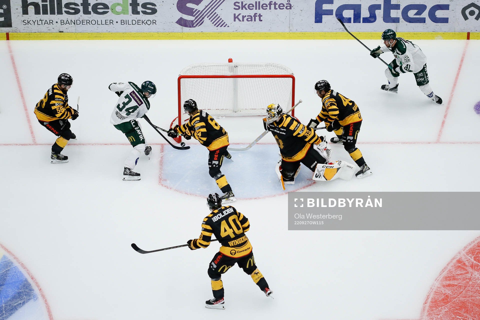Skellefteås målvakt Linus Söderström  räddar ett skott