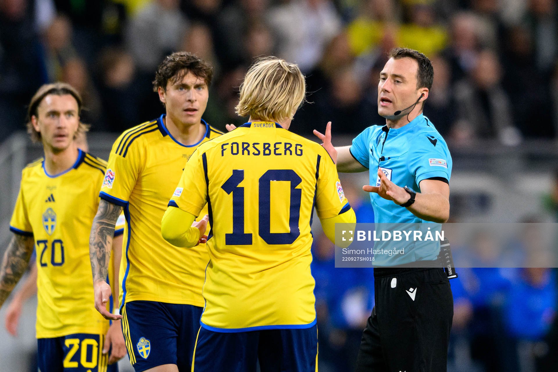 Victor Nilsson Lindelöf and Emil Forsberg of Sweden talk