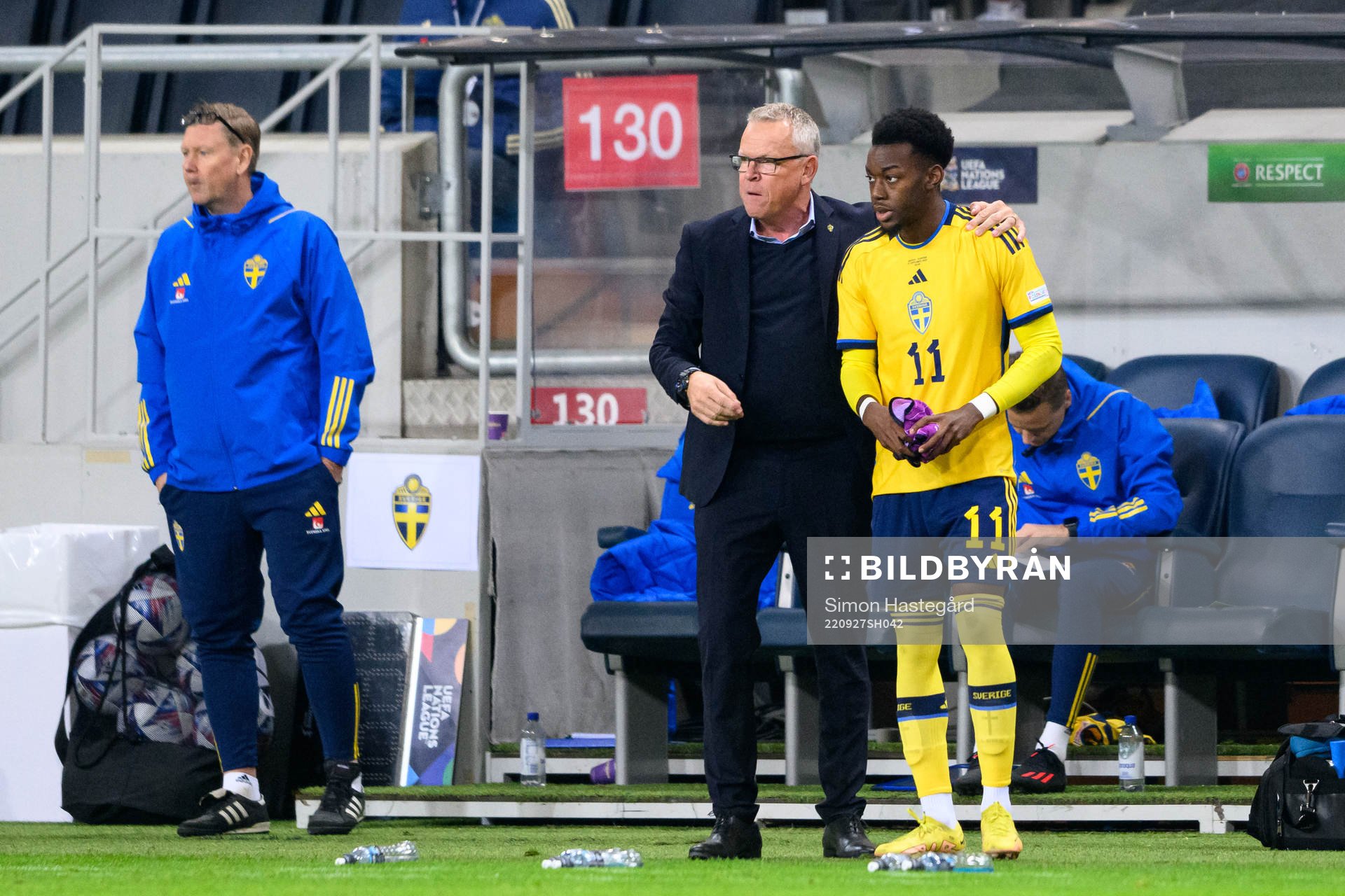 Head coach Janne Andersson and Anthony Elanga of Sweden