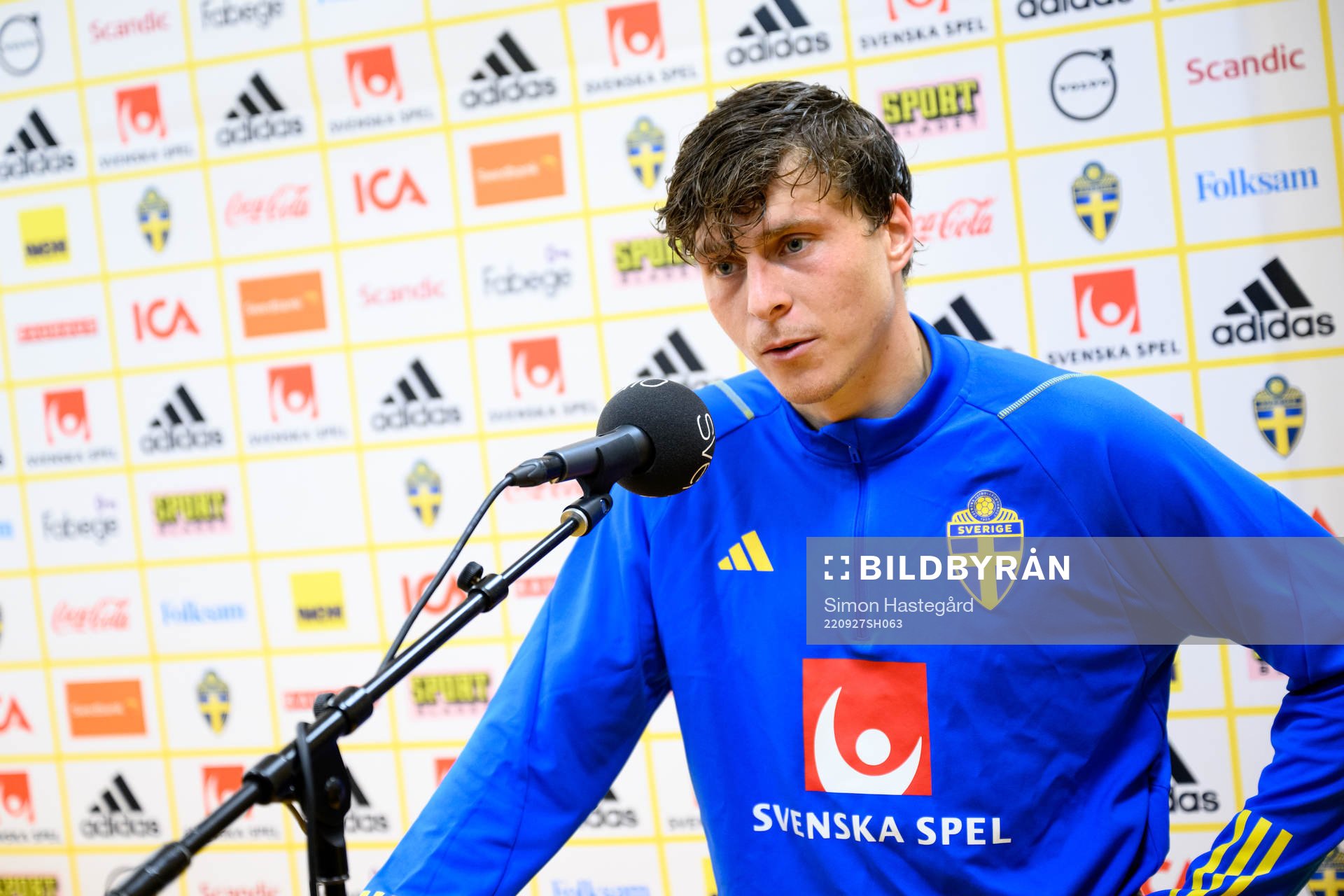 Victor Nilsson Lindelöf of Sweden is being interviewed