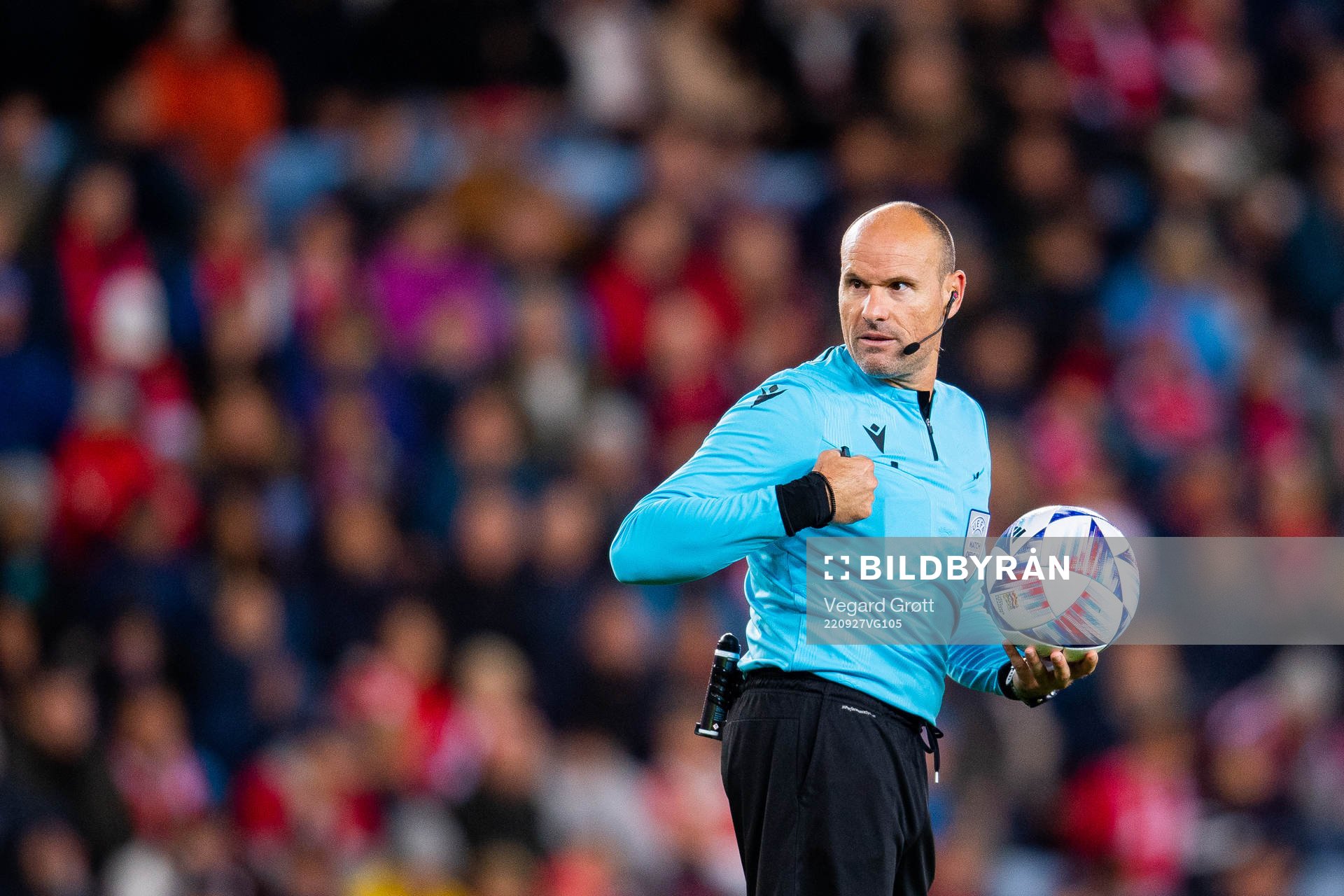 Referee Antonio Mateu Lahoz