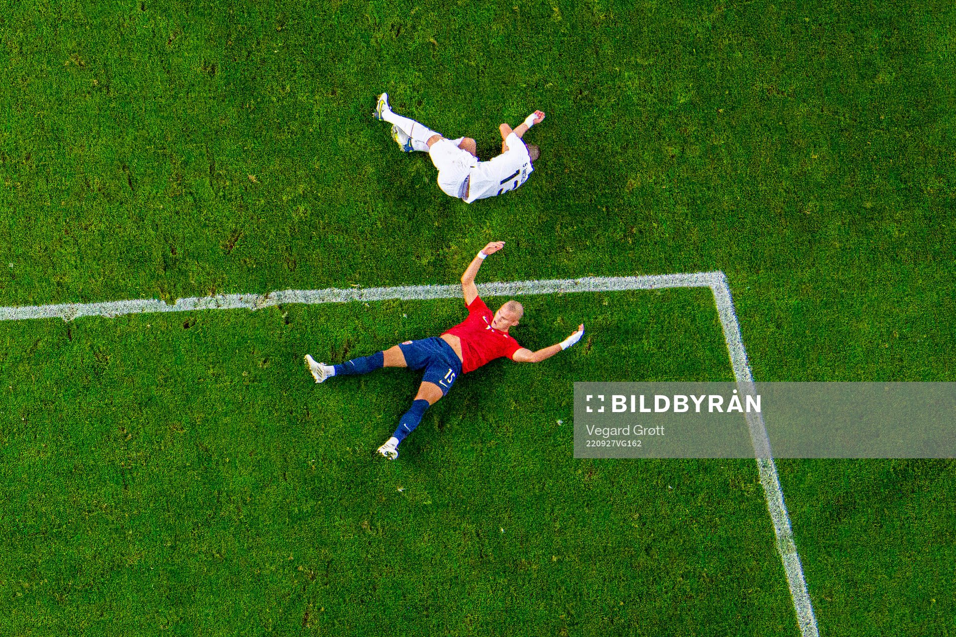 Leo Skiri Østigård of Norway and Stefan Mitrovic of Serbia during the Nations League football match between Norway and Serbia on September 27, 2022 in Oslo. 