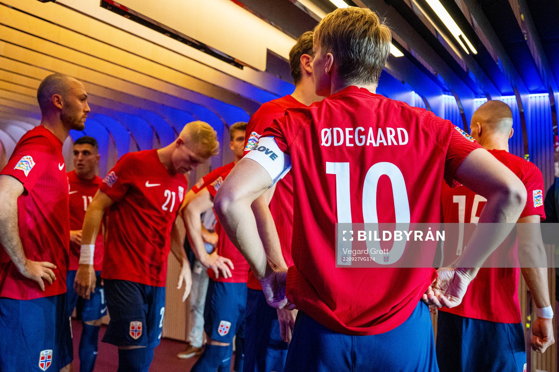 Martin Ødegaard and players of Norway at half-time
