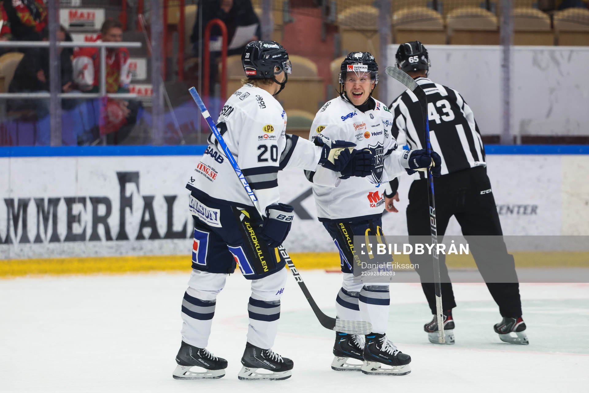 Karlskogas Linus Karlsson och Juliuz Persson  jublar