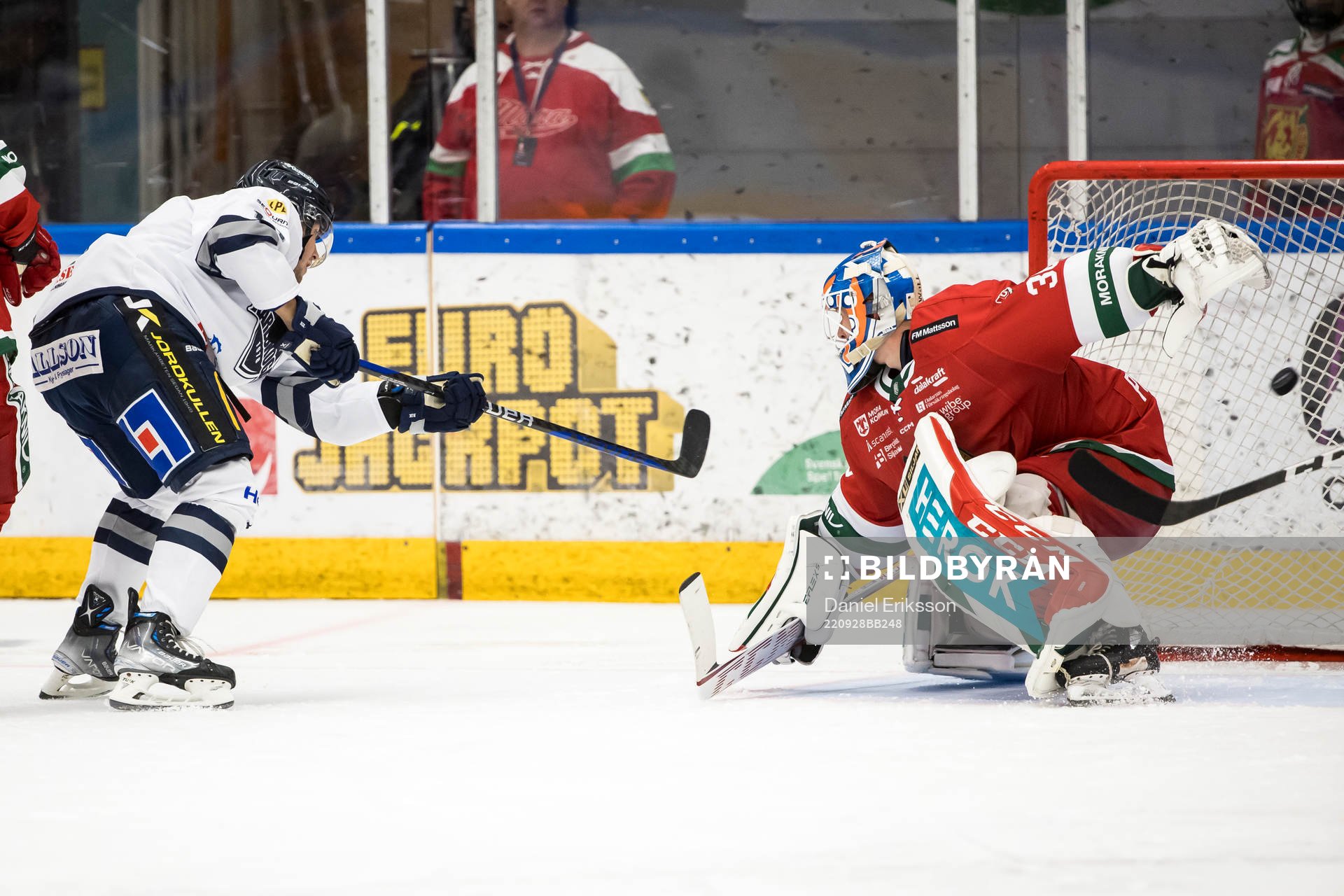 Karlskogas David Lilja  gör 2-3 bakom Moras målvakt Kari