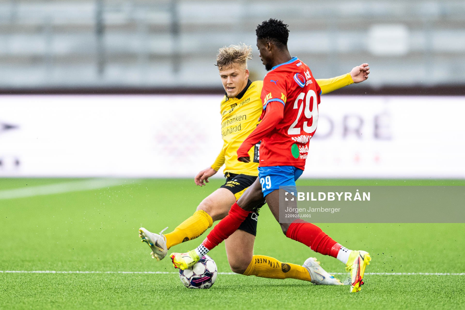 Elfsborgs Kevin Holmén och Helsingborgs Joseph Amoako