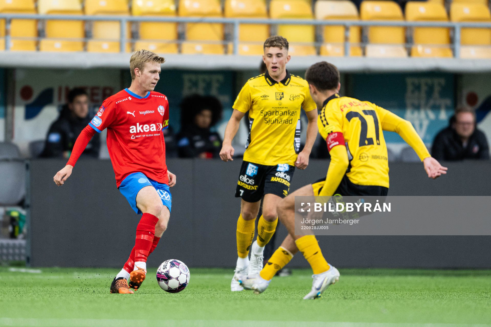 Helsingborgs William Westerlund i kamp med Elfsborgs Isaac Antonsson under kvartsfinalen i U21 Allsvenskan mellan Elfsborg och Helsingborg den 28 september 2022 i Borås.