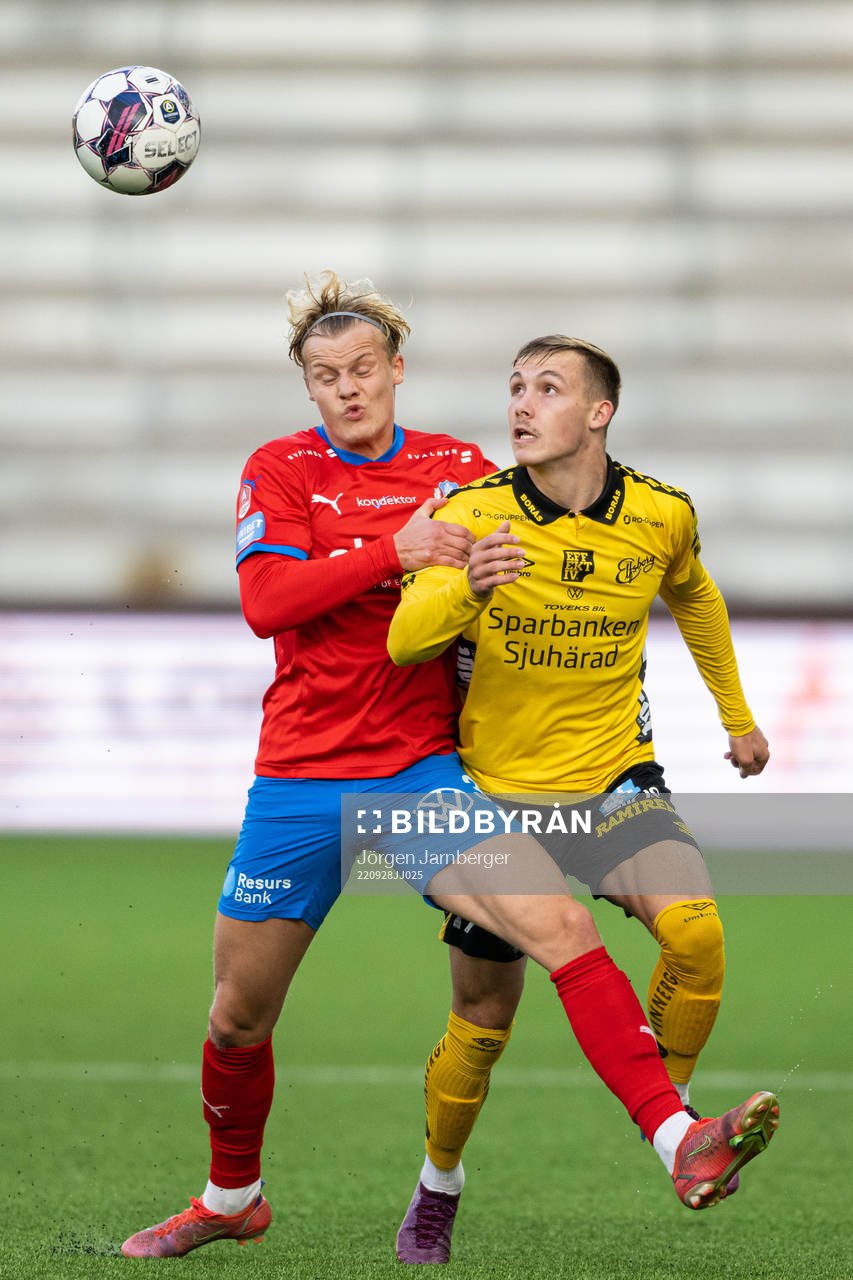 Helsingborgs Elmar Lindkvist och Elfsborgs Jacob Ondrejka under kvartsfinalen i U21 Allsvenskan mellan Elfsborg och Helsingborg den 28 september 2022 i Borås.