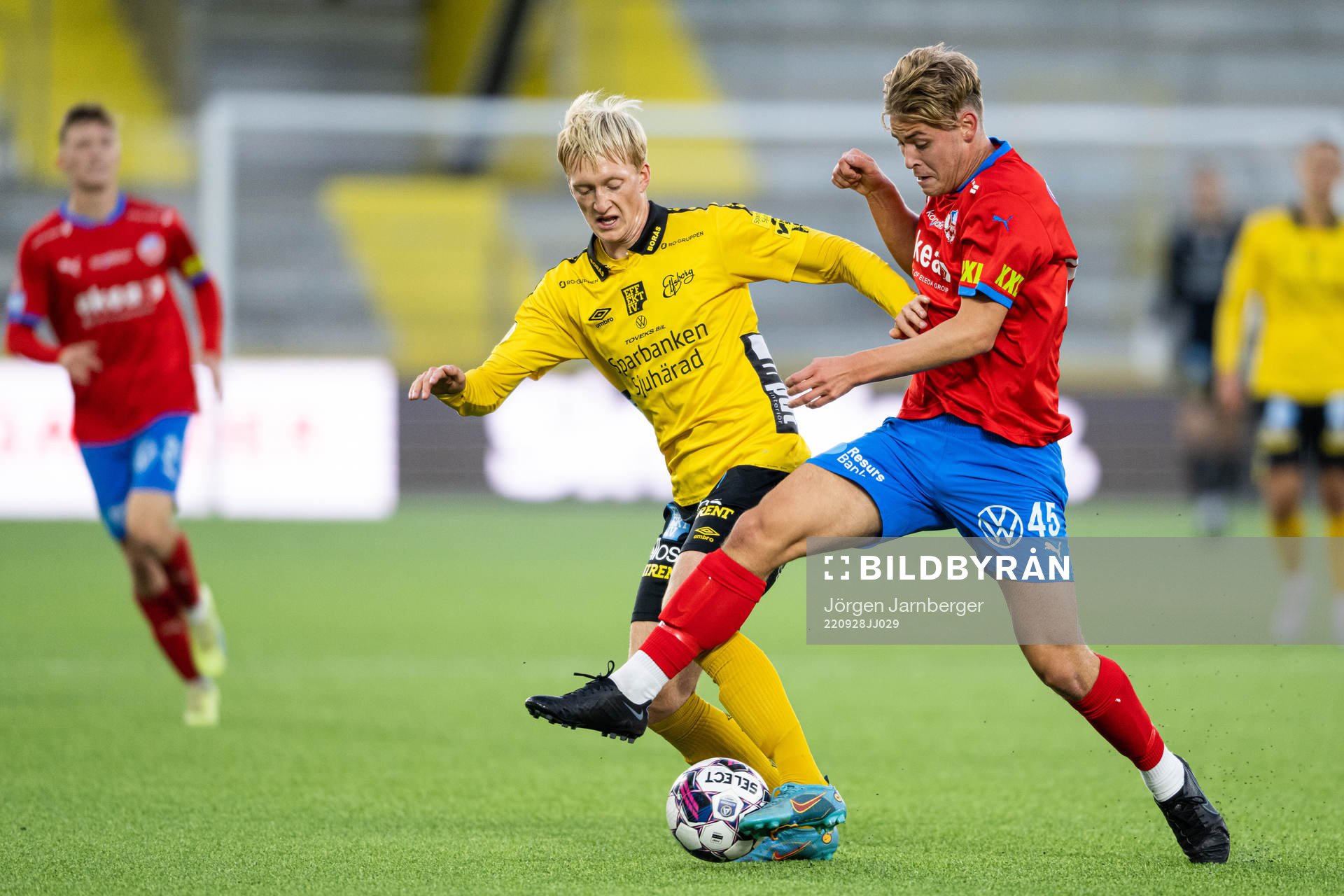 Elfsborgs Carl Mauritzson och Helsingborgs Daniel Bergman under kvartsfinalen i U21 Allsvenskan mellan Elfsborg och Helsingborg den 28 september 2022 i Borås.
