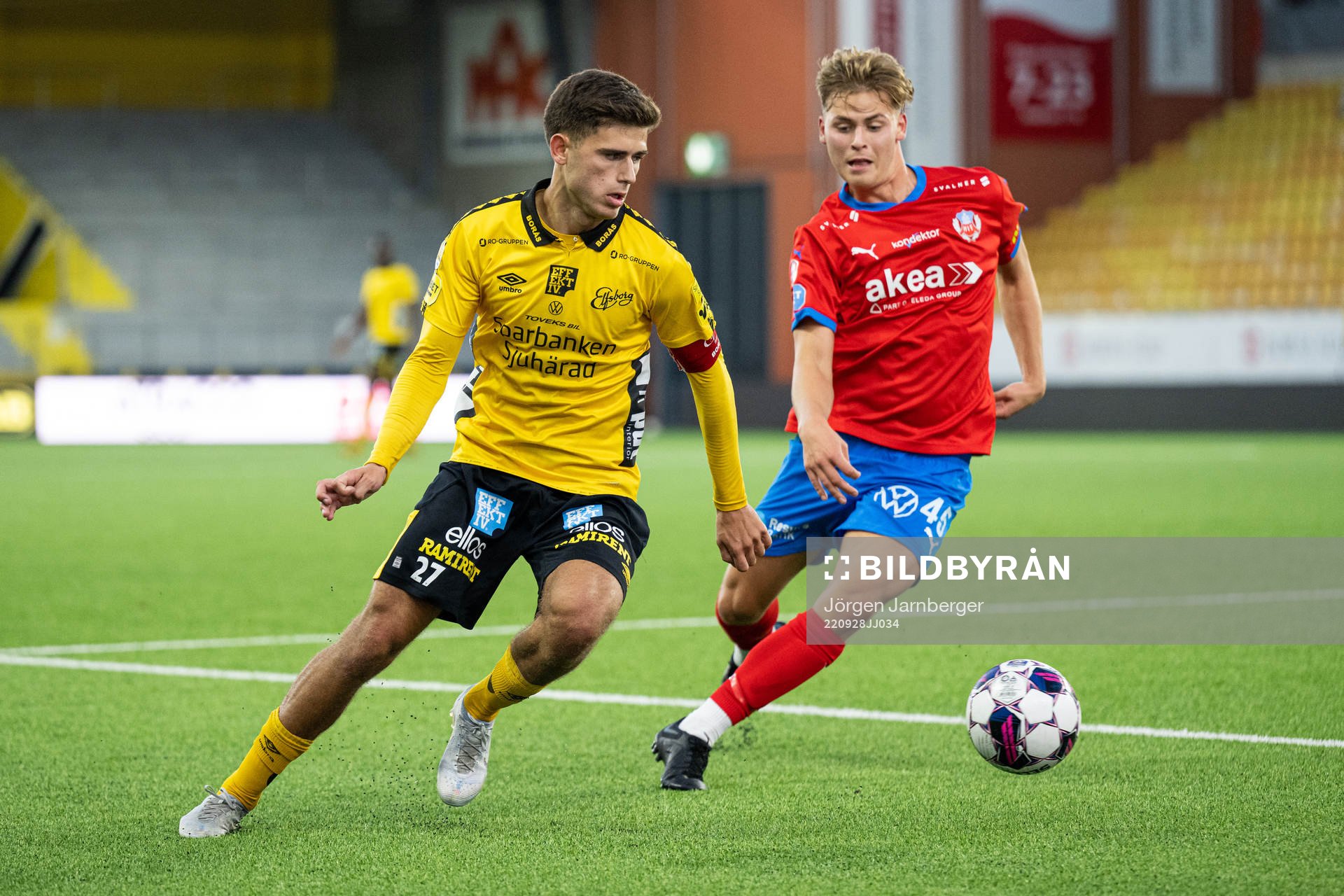 Elfsborgs Besfort Zeneli och Helsingborgs Daniel Bergman under kvartsfinalen i U21 Allsvenskan mellan Elfsborg och Helsingborg den 28 september 2022 i Borås. 