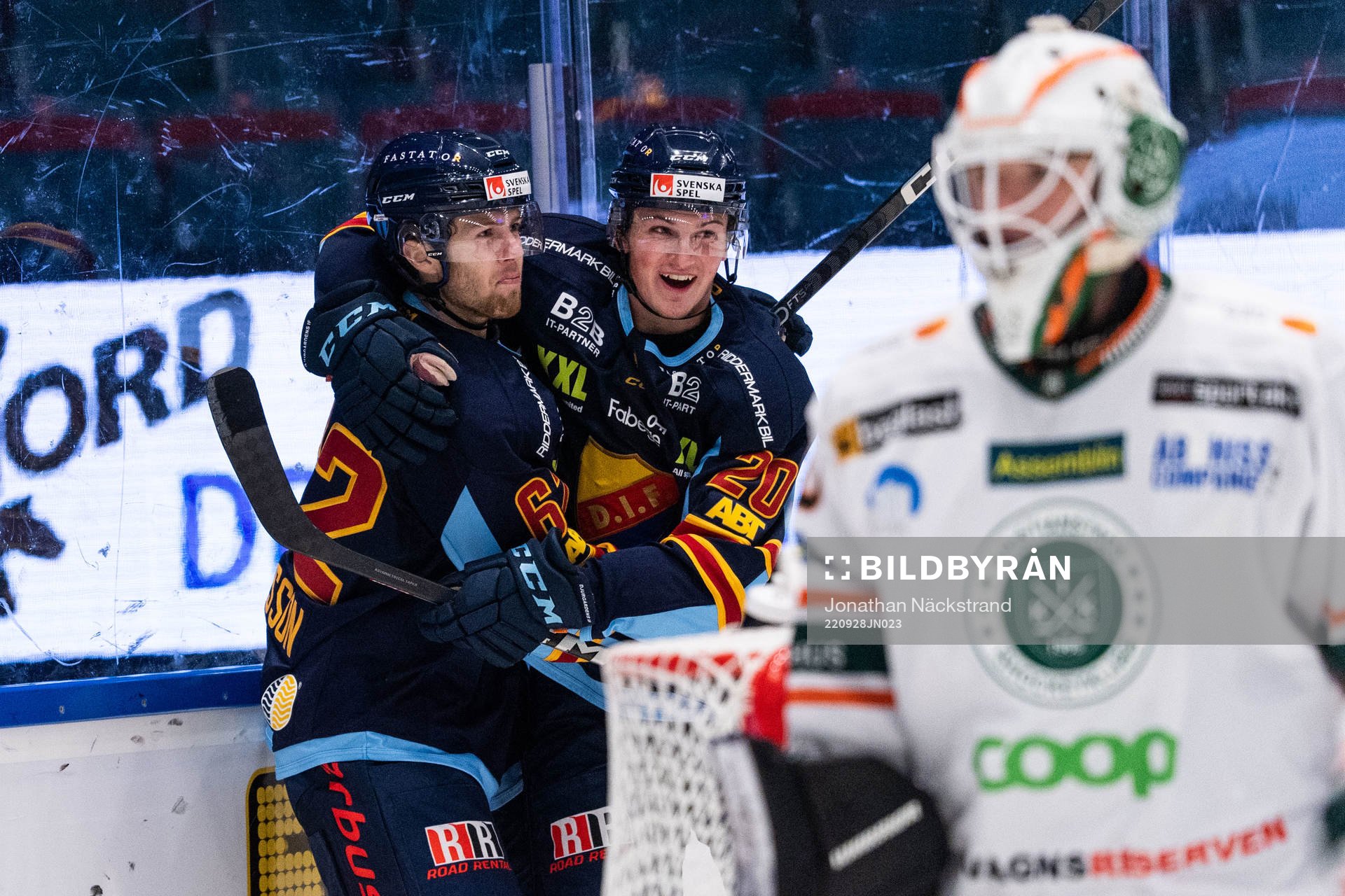 Djurgårdens Wiktor Nilsson jublar med Djurgårdens Calle