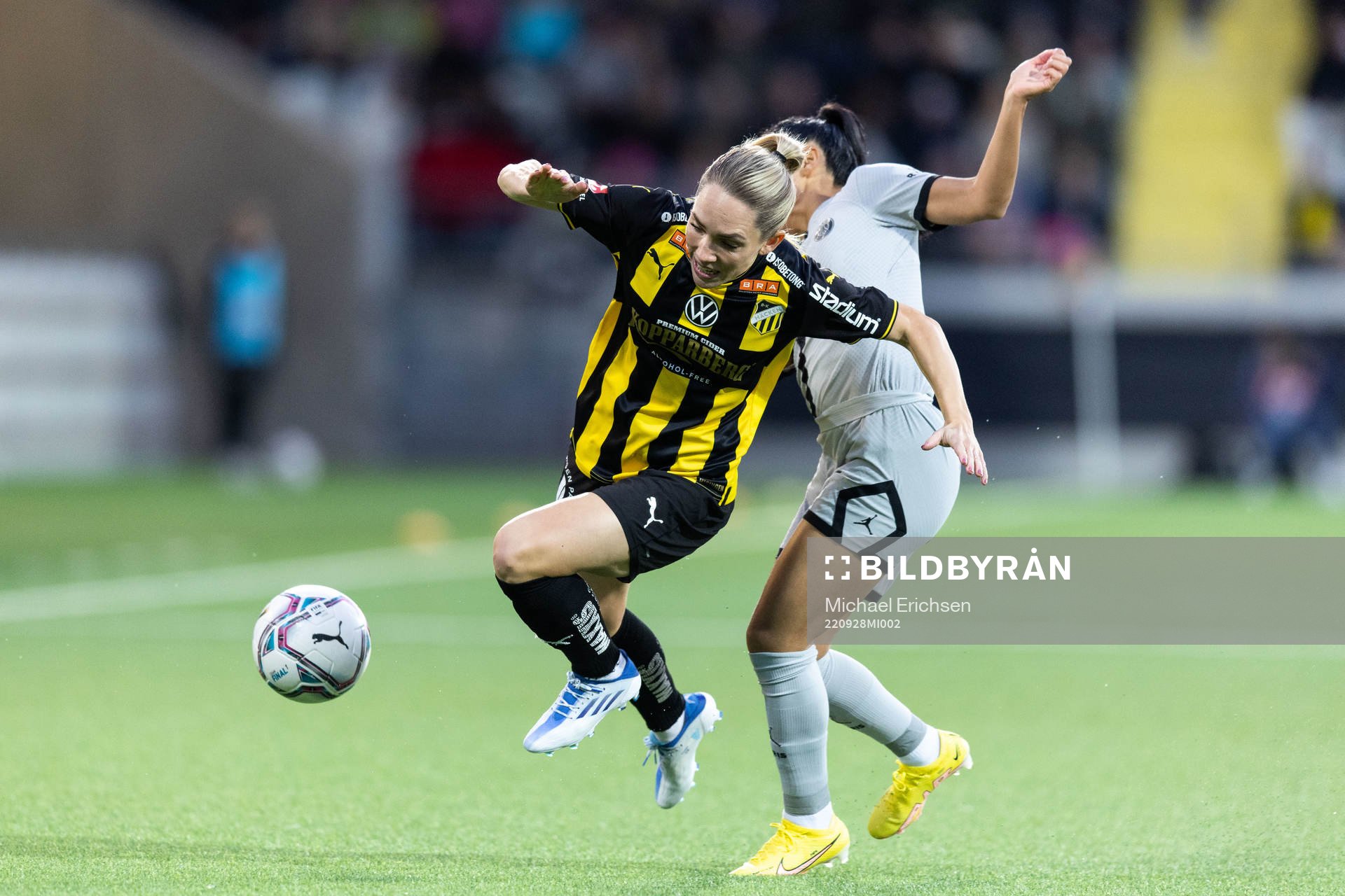 Elin Rubensson of Häcken and Sakina Karchaoui of Paris during the UEFA Women's Champions League football match between Häcken and Paris Saint Germain on September 28, 2022 in Göteborg.