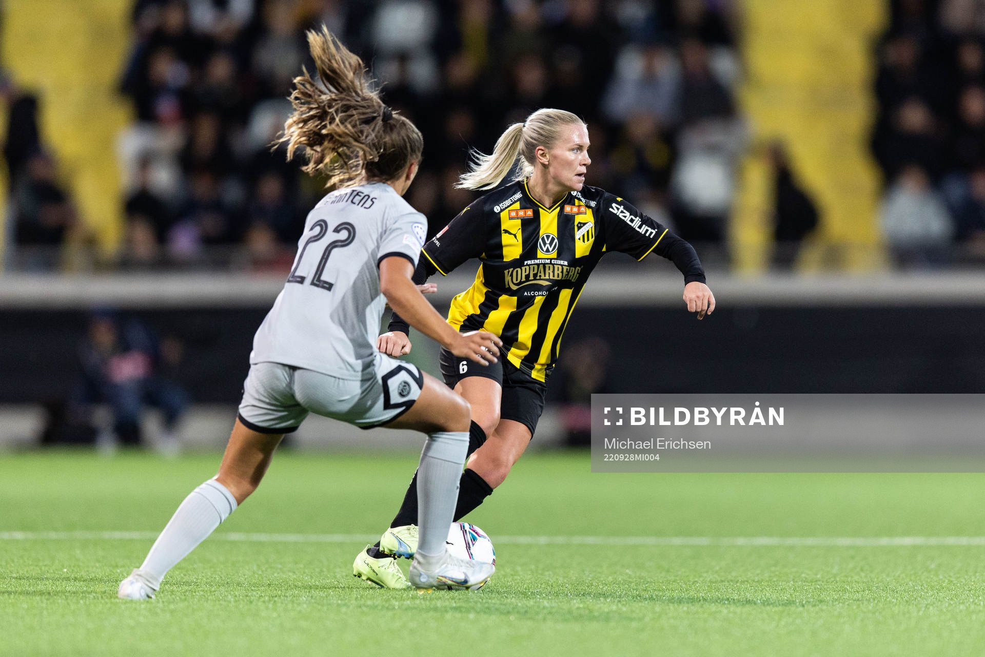 Lieke Martens of Paris and Josefine Rybrink of Häcken
