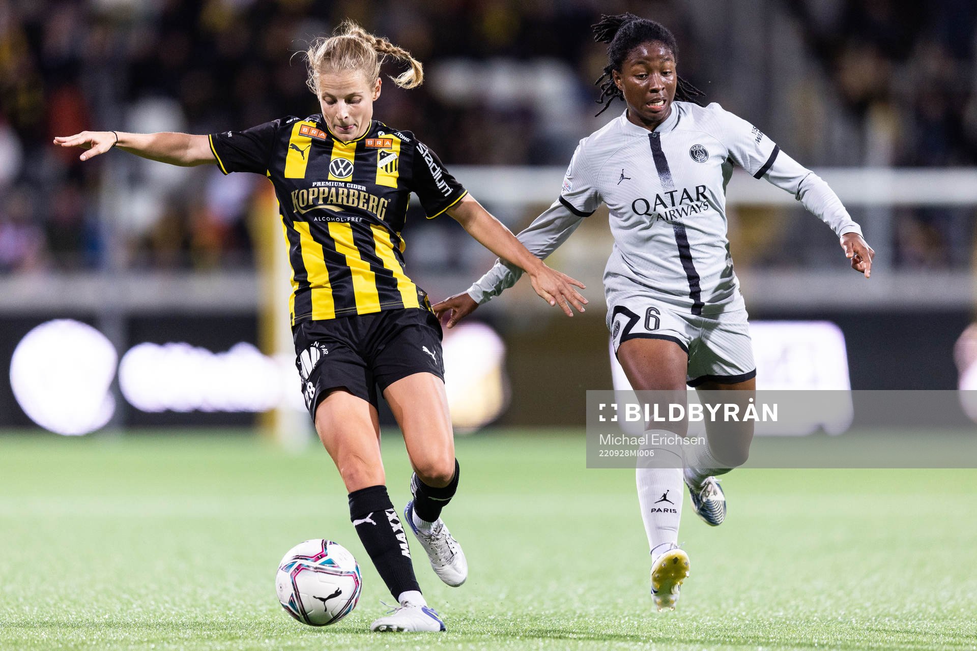 Anna Anvegård of Häcken and Oriane Jean-Francois of Paris