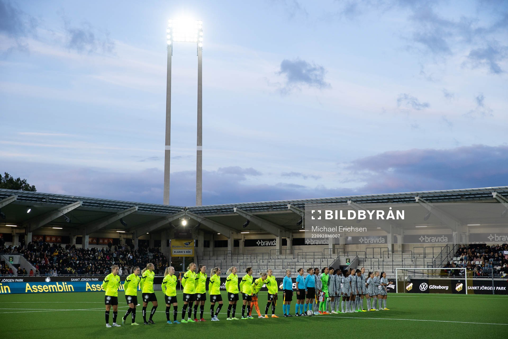 Players of Häcken and of Paris Saint Germain