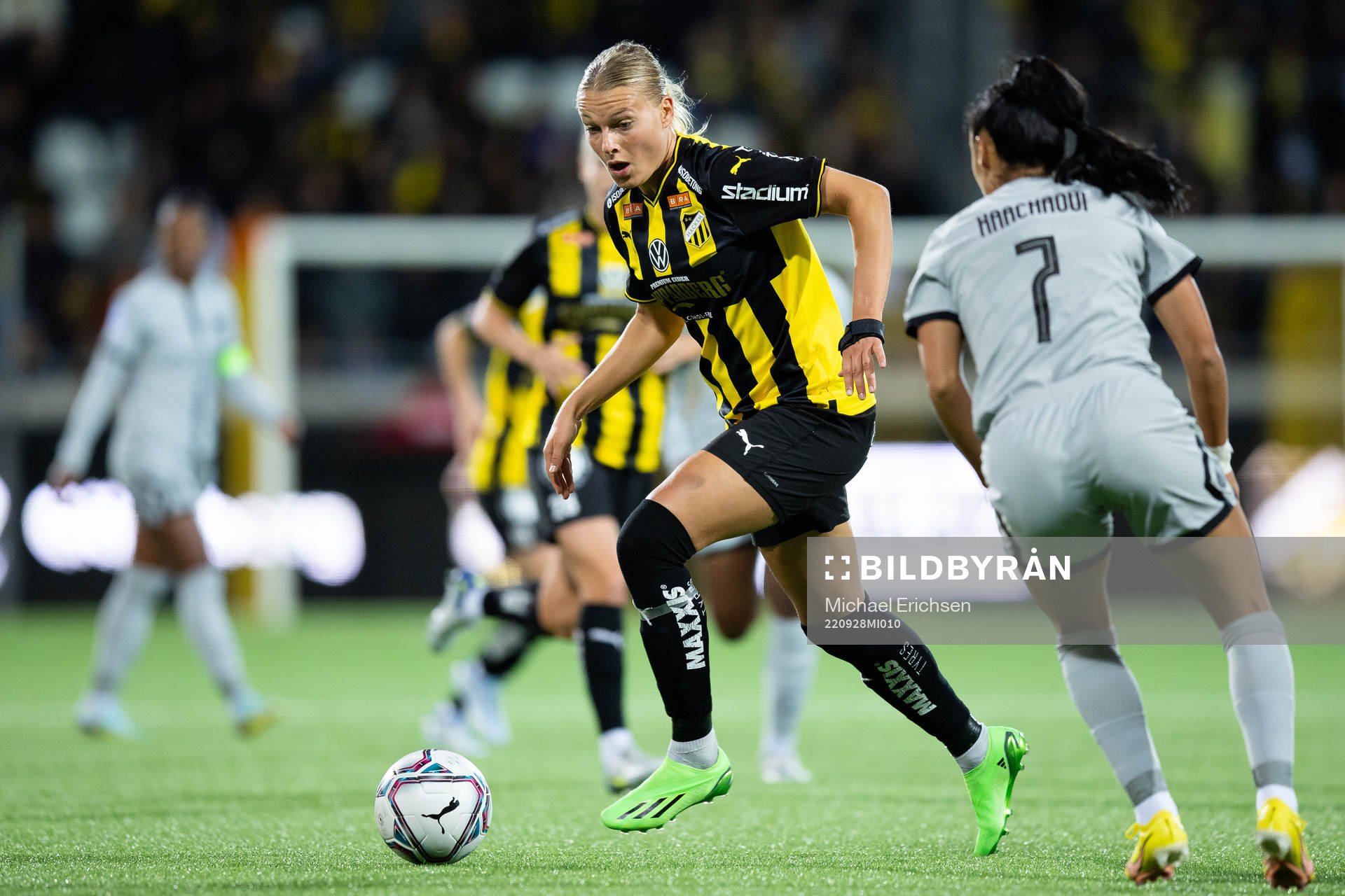 Stine Larsen of Häcken and Sakina Karchaoui of Paris Saint Germain during the UEFA Women's Champions League football match between Häcken and Paris Saint Germain on September 28, 2022 in Göteborg.