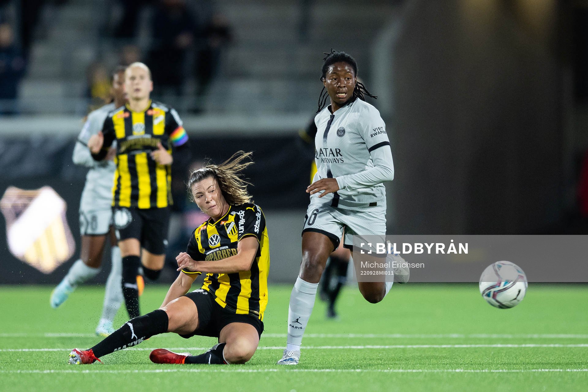 Pauline Hammarlund of Häcken and Oriane Jean-Francois of