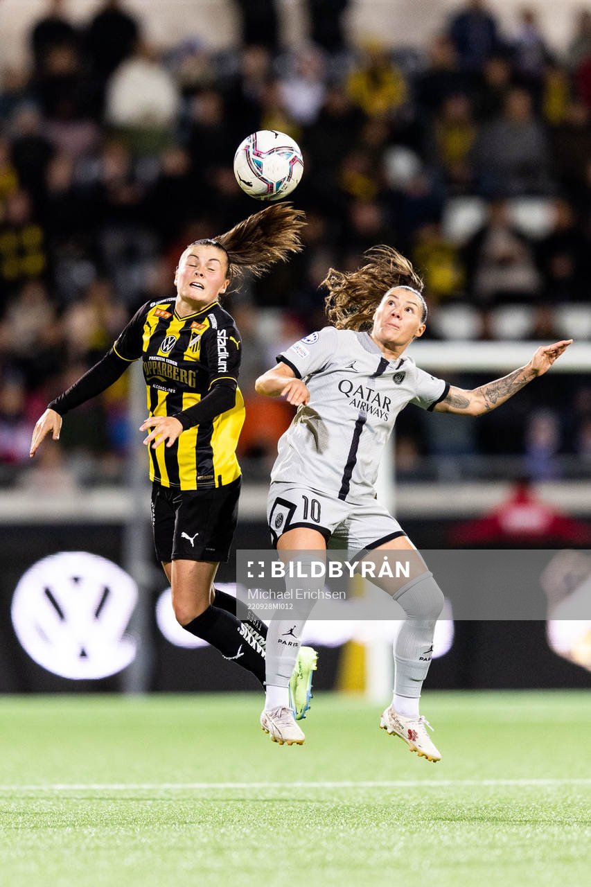 Hanna Wijk of Häcken and Ramona Bachman of Paris
