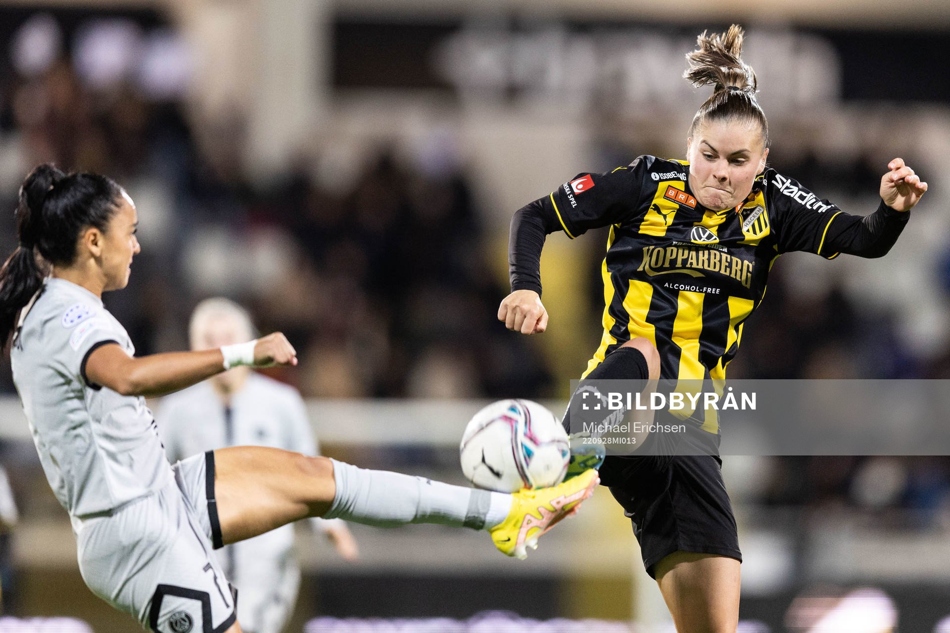 Sakina Karchaoui of Paris and Hanna Wijk of Häcken during the UEFA Women's Champions League football match between Häcken and Paris Saint Germain on September 28, 2022 in Göteborg.